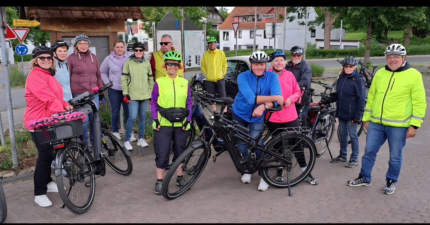 Der Heimat und Verkehrsverein Bösingfeld bietet am Sonntag den 26.04.26'um 13 Uhr wieder eine geführte Radtour an. Treffpunkt ist die Wanderlinde am Kreisel in Bösingfeld. Es geht nach Reine, am Friedhof vorbei nach Schönhagen. Über Bambi, Richtung Goldbeck. Klein Goldbeck,Schefelstein,Meierberg,alter Postweg, zurück zum Ausgangspunkt. 400Hm/ca.30 Km.Eventuell ist eine Einkehr geplant.