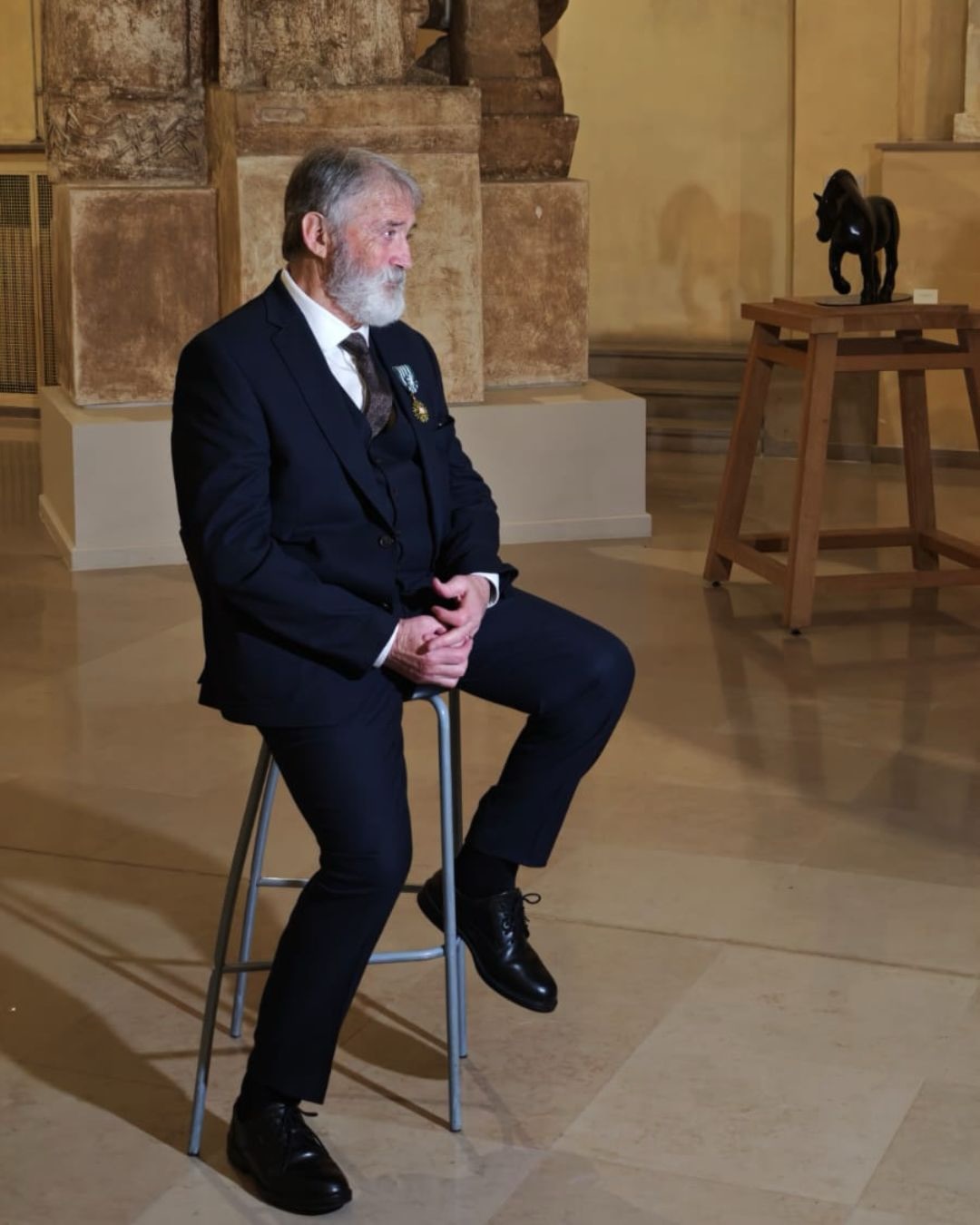 Retour sur la soirée du 1er avril, au Musée Bourdelle, où Michel BASSOMPIERRE a reçu des mains de Roselyne BACHELOT les insignes d’Officier de l’Ordre des Arts et des Lettres.
Une belle occasion pour le bestiaire de Michel de rencontrer l’Œuvre de Bourdelle. ✨
📸 @theopitout
#michelbassompierre #sculptureanimaliere #museebourdelle #insigne #ceremony