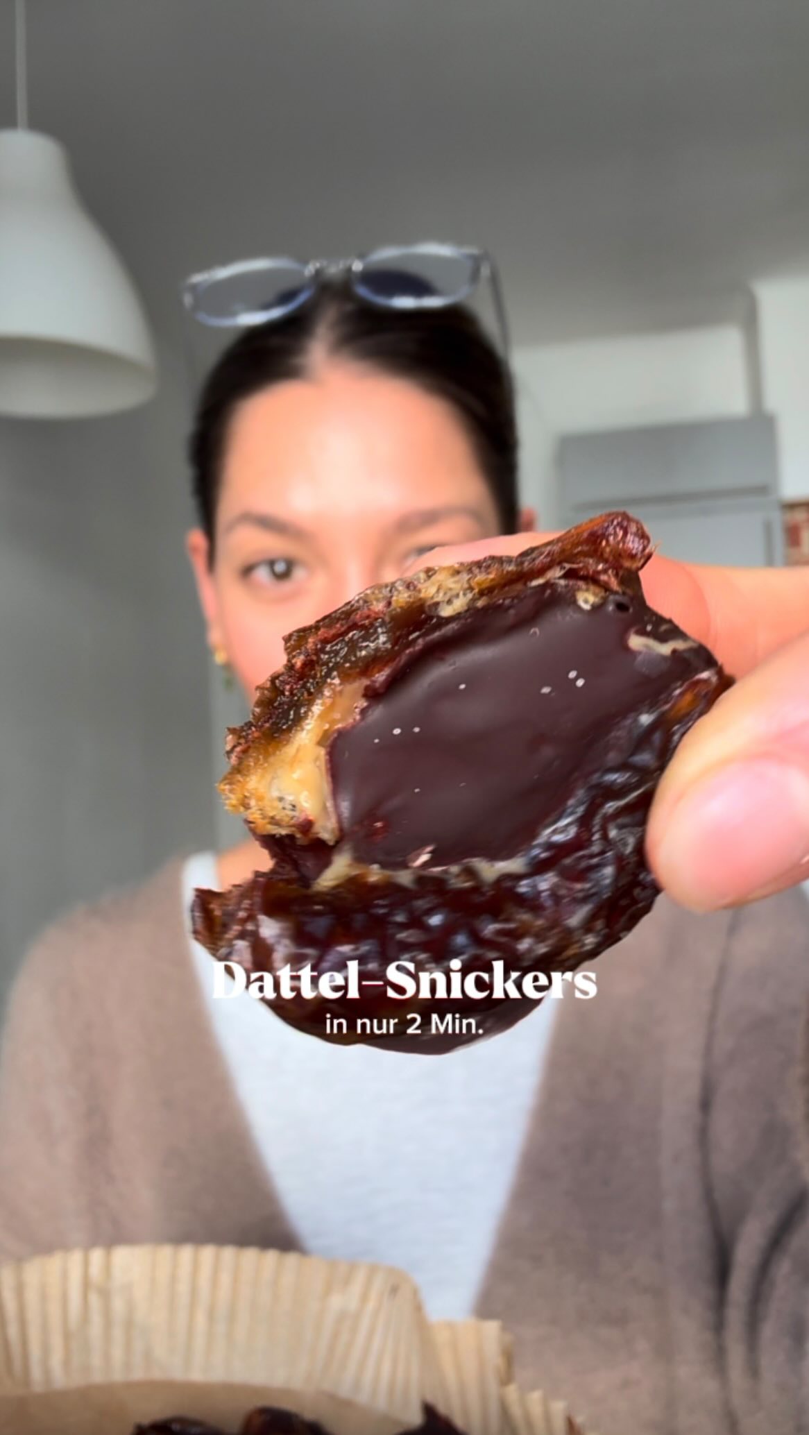 Der Snack, den du immer in deinem Kühlschrank haben kannst!!😏 DATTEL-SNICKERS >> 10/10 Sweet Treat aus nur natürlichen Zutaten in 2 Min. gemacht, so simpel & so lecker!!🤩
Meine liebste Kombi:
• Medjool-Datteln
• Cashewmus
• Zartbitterschokolade 85%
• Salz
2 Min. in den Airfryer oder Ofen geben, oder die Schokolade im Wasserbad schmelzen geht natürlich auch. Dann im Kühlschrank aufbewahren.
Probier es unbedingt mal aus!! Machen aber süchtig.. 🤭☝️ ENJOY!!
Folgt mir für mehr Rezepte & Input rund um deine Sporternährung ⚡️
#snackidee #sporternährung #gesundeernährung #snackinspo #viralrecipe