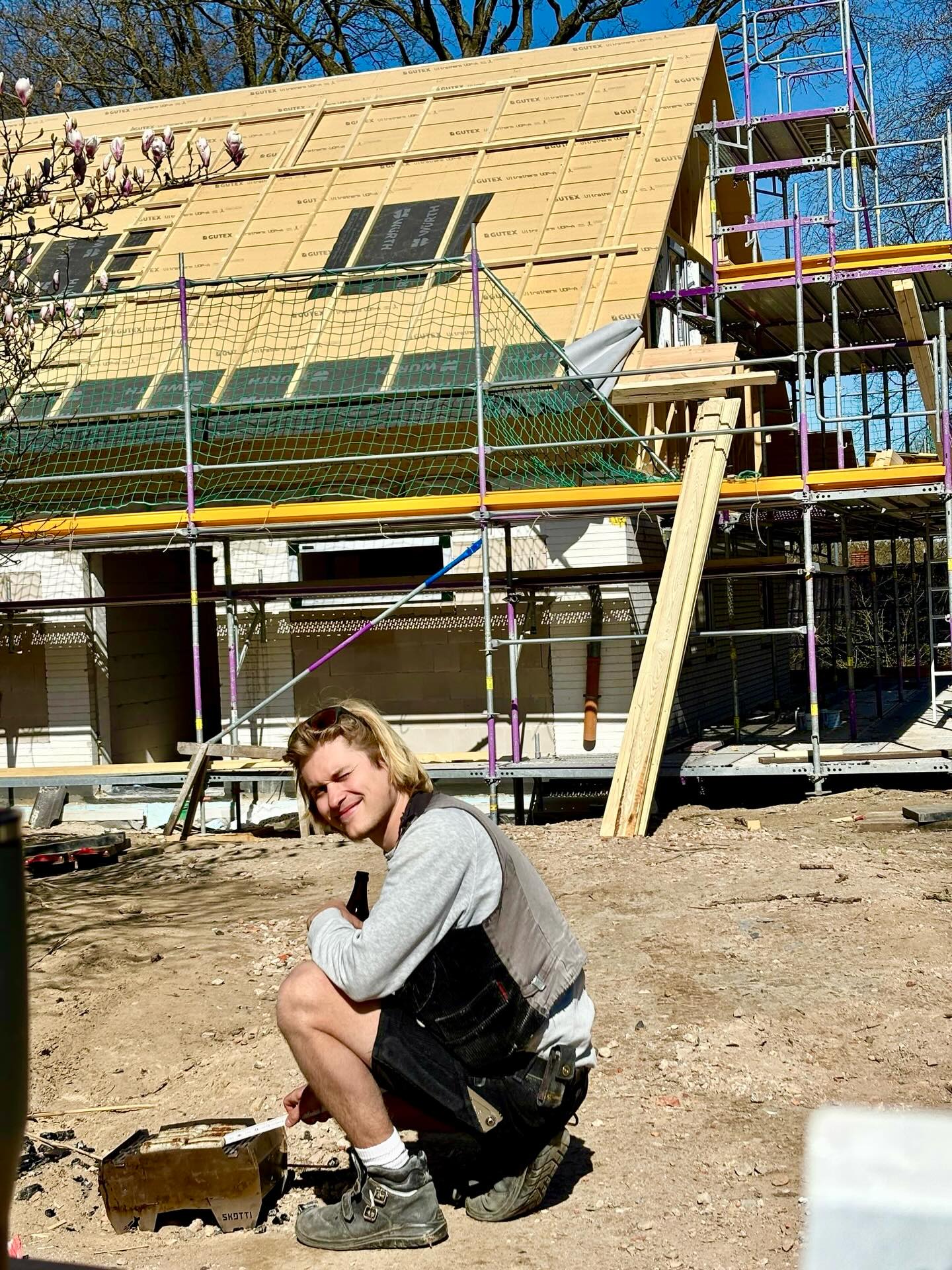 Der Frühling ist endgültig da!
Jakob hat den Grill an.😄
#holzundhandzimmerermeister #frühling #team #daarbeitenwoandereurlaubmachen #ökologischbauen