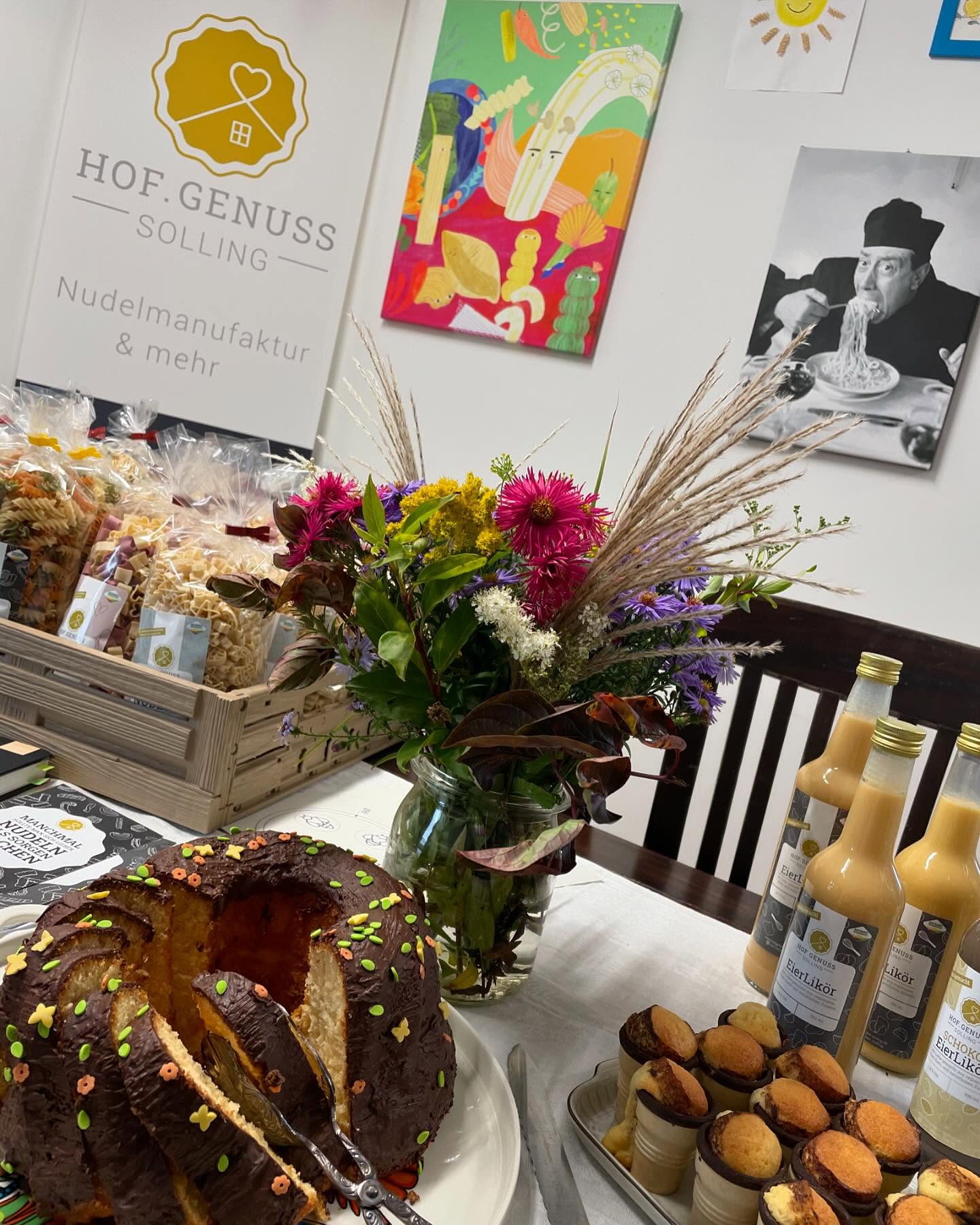 #Cheers! Heute hatten wir die gut gelaunten Holzmindener Landfrauen für einen #blickhinterdiekulissen zu Gast 🤗
#wissenwosherkommt #nudelmanufaktur #hofgenuss #solling #dassel #eierlikör #eiernudeln #gläsernemanufaktur #eier #genialregional #nachhaltigkeit #engagementvorort #landfrauen #offenetür #regionalelebensmittel #betriebsbesichtigung