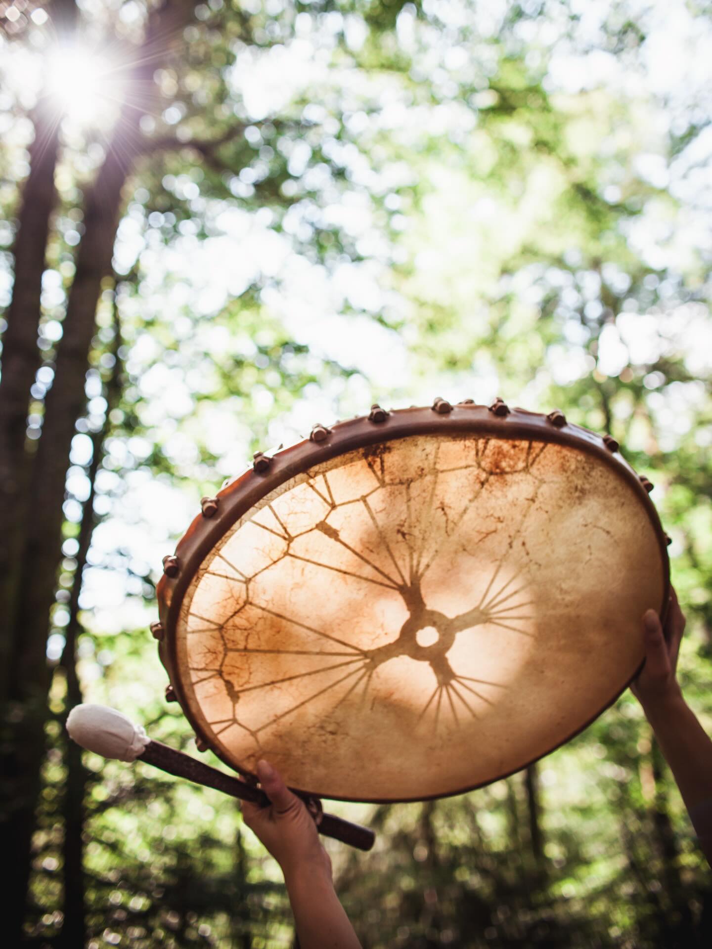 ✨ NETTOYER LES MÉMOIRES ✨
grâce aux soins chamaniques 🪶
Et si ce qui te freine aujourd’hui… venait simplement du passé ?
Nos mémoires (transgénérationnelles, de l’enfance, karmiques) emmagasinent des expériences, des émotions, des croyances devenues obsolètes.
Elles tournent en boucle… et t’empêchent de laisser émerger le nouveau 🌿
• Dans la relation et vision que tu as avec toi même.
• Dans ta sphère amoureuse, amicale, professionnelle, familiale.
Prends un instant pour t’observer :
Combien de tes réactions, de tes choix, de tes décisions viennent en réalité d’anciens schémas et croyances limitantes ?
Il existe un espace… un espace de vide, de liberté, où tu peux te détacher du passé.
C’est dans cet espace que la transformation opère.
C’est là que le nouveau peut naître 🤍
🪶 Les soins chamaniques, ma guidance et les mises en lumières et consciences t’accompagnent pour libérer ces mémoires et alléger ce qui n’a plus lieu d’être pour laisser place au (re)nouveau 💗
📍 Sur Haguenau ou à distance
📩 Réservation sur Calendly (forfait soin chamanique)
#transformation #nouveau #guidance #soinchamanique #guerison
