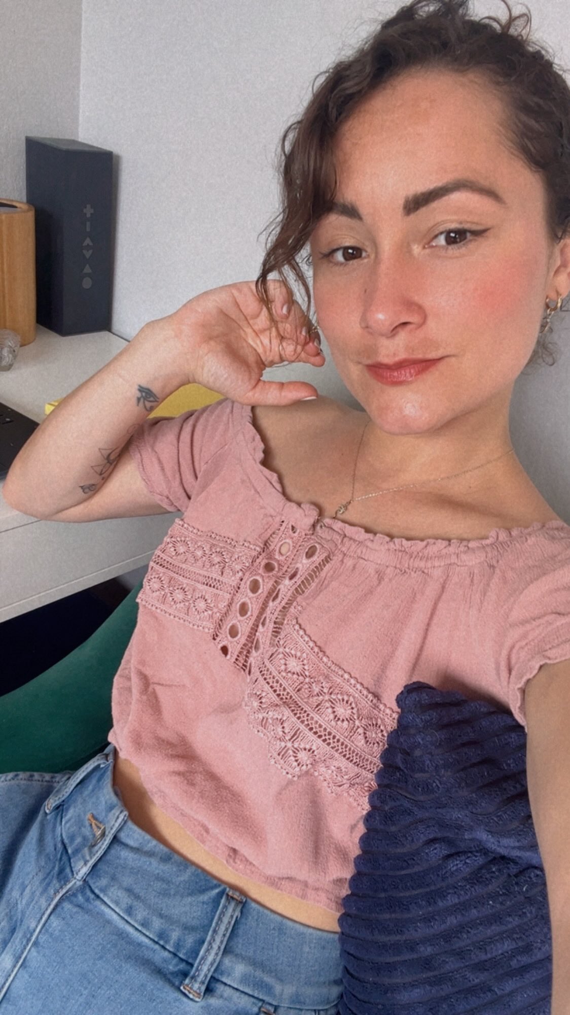 Dice mi mamá que yo empecé a cantar cuando empecé a hablar, que la manera en que ella me distraía era dándome un micrófono o un lápiz para dibujar. Pero en algún punto, después de mis 7 u 8 años, paré… ya no seguí cantando. no se por qué.
Pero lo que sí recuerdo es que mi voz empezó a apagarse, y me empecé a sentir más callada y mas penosa. Me daba pena hablar y comunicarme. Así crecí toda mi adolescencia y el principio de mi adultez.
Realmente, yo era muy introvertida, pero muchas personas pensaban que era extrovertida porque usaba el alcohol como una manera de desenvolverme. El alcohol era una máscara para poder sentir que podía socializar, hablar o expresarme.
Yo siempre quise cantar, pero nunca pensé que tenía el talento o la habilidad para hacerlo. No fue hasta mi última relación, mi vida estaba rodeada de música y músicos, y eso me inspiro y pensé que quizás podía cantar si tomaba clases.
Así que empecé a tomar clases de canto y entendi que solo tenía que aprender a manejar mis cuerdas vocales y mi diafragma, y que podía desarrollar esa habilidad y mejorar con el tiempo.
Hace poco tambien me di cuenta de que pensaba que mi canto no era lo suficientemente bueno si no iba acompañado de un instrumento y por eso empece a aprender guitarra. Pensaba que no era algo digno de compartirse. Pero en realidad era miedo de que me escucharan. Asi que por eso lo comparto 🫣
Porque no es algo que solo hago cuando quiero grabar un video. Lo hago recurrentemente: cuando me estoy bañando, cuando voy en el carro, cuando estoy en mi casa, cuanto estoy en el super etc.. Y estoy aprendiendo a hacerlo un poco más alto, porque normalmente canto bajito para no incomodar a los demás.
Sin embargo, es algo que simplemente me hace sentir bien. Se volvió como una medicina para mí. Cuando me siento mal, canto… y me empiezo a sentir mejor. Y cuando me siento bien y canto, me siento ultra mejor.
Es como un mantra. Es una manera de sentir que estoy viva.
No hay mejor regalo que la voz y la expresión.
No sé a dónde llegará mi canto. Simplemente es una manera de compartir algo que amo, así como mi arte.
Así que espero lo disfruten 😌🦋
✨Original: Heartbeat by Danit