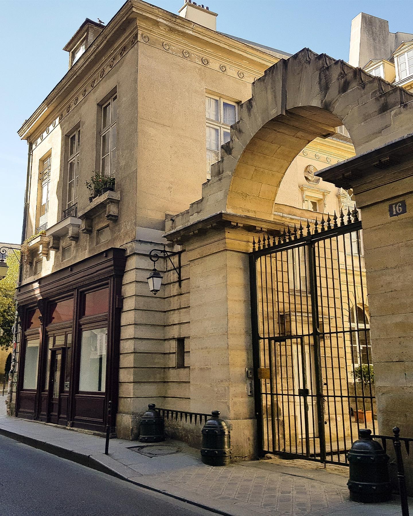 Vivre la magie de Paris, ça vous dit ?
« Assia et Nathalie » est un joyau caché une oasis de calme et de verdure insoupçonnée au cœur du quartier historique et branché du Marais.
Laissez-vous séduire par notre Suite et notre chambre de luxe, appréciez l’excellence et le savoir-faire de notre literie française. Ressentez la caresse de vos draps en satin de coton. Ressourcez-vous et envolez-vous vers d’autres horizons.
Dans votre Suite vue jardin, enchantez vos sens !
Relaxez-vous en amoureux dans votre balnéo privative. Glissez à deux entre le doux murmure des bulles . Admirez la farandole de couleurs et lâchez prise.
Au réveil, savourez votre petit-déjeuner sucré et salé. Dans notre vaste salle à manger élégante et épurée. Régalez-vous les papilles avec des produits frais et français.
Pour vivre un séjour féérique et enchanté bénéficiez d’adresses et de conseils personnalisés
dorlotés et chouchoutés comme des Amis chez « Assia et Nathalie » chambre d’hôtes Paris.
Au plaisir de vous accueillir dans notre bel et chaleureux havre de paix au cœur de Paris Le Marais. #lemarais #maisondhotesetdart #paris #gayfriendly #chambrehotescharmes