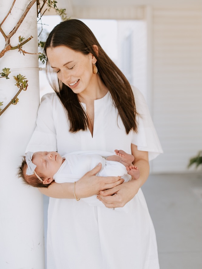 I love how this sweet session at @radiantstudiocollective turned out! Such a great space to use for newborn sessions if at home isn’t in the cards. No need to worry about cleaning up any areas of the house or if you are renovating and the house isn’t ready in time. This is a great option for beautiful in-door photos!