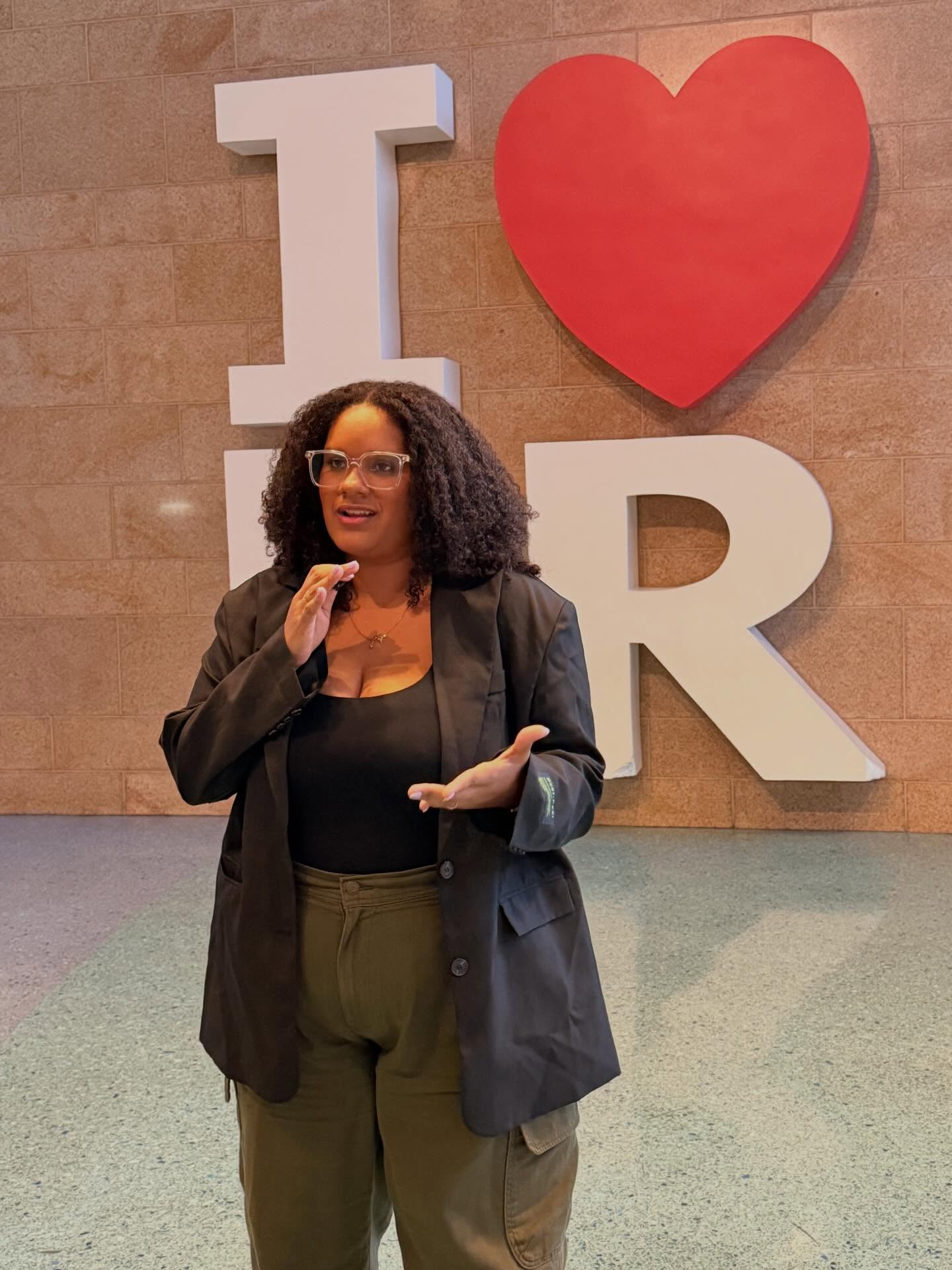 Marzo fue bonito y lo que va de Abril también. Ya casi nos preparamos para mi mes de cumple. 😍 Mientras agradezco.
Agracias @apuga.pr por el privilegio de moderar un junte de mujeres excepcionales. Gracias a todos los que se expresaron y conversaron conmigo en Taste of Rum. Gracias @sarahangelypr por recibirme en @artemorfosismodels orientarme, educarme, ayudar y compartir conmigo tu experiencia como animadora. Espero hacerte sentir orgullosa en el próximo evento o conversación me toque animar o moderar. Gracias @paseoartistaspr por la oportunidad.
Gracias a mi hermano @thats.sj por la visita, recargarnos de familia y de tío junior. Eres el mejor tío ever. 🫶🏾 Por último, gracias a mis amigas, mi familia y sobretodo a mis hijos por soportarme en este duro camino. Los amo! 🔥🫶🏾🤍