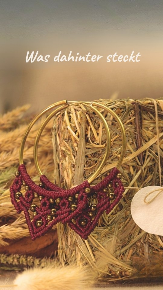 „Handmade ist so viel mehr als 'nur' basteln. ✨
Guten Morgen ihr Lieben ☕💖
Normalerweise Poste ich hier jetzt ein fertiges Schmuckstück und spüre in euren Kommentaren die Bewunderung für die fertigen handgeknüpften Unikate – was mich total freut und mich voll motiviert! 🥰🫶🏼
Aber was ihr hier auf Instagram meistens nicht seht, ist der riesige Berg an Arbeit hinter den Kulissen.
Mein Alltag bei Aranya’s Art besteht zu einem großen Teil aus:
📊 Buchhaltung & Finanzen
🗂️ Organisation & Planung
📢 Marketing & Social Media
✍️ Texte schreiben & Blog-Pflege
📸 Fotobearbeitung & Shop-Bilder
🔍 SEO-Optimierung (damit man mich findet)
💻 Webseiten-Verwaltung
und vieles mehr....
Das alles ist der Unterschied zwischen einem schönen Hobby und einem ernsthaften Schmuckhandwerk-Business. Jedes Detail, jede Zahl und jeder Text gehört dazu, damit am Ende ein fertiges Stück bei euch ankommen kann. 🌿
Danke an alle, die diesen Weg mit mir gehen und den Wert hinter der HANDMADE Arbeit schätzen!
Jetzt Mal ehrlich? Was glaubst du, wie viel Zeit ich für diesen Teil meiner Arbeit pro Woche aufwenden muss. 😬☕🫣 Bin gespannt 🤗
So jetzt wünsch ich dir aber einen guten Start in den Tag 💖 Ich bin jetzt Mal meine Kinder aufwecken 😁✨
Herzliche Grüße Katharina 💝 🫂
#AranyasArt #BehindTheScenes #HandmadeBusiness #Kunsthandwerk #SlowFashion BusinessReality Österreich Frauenpower“