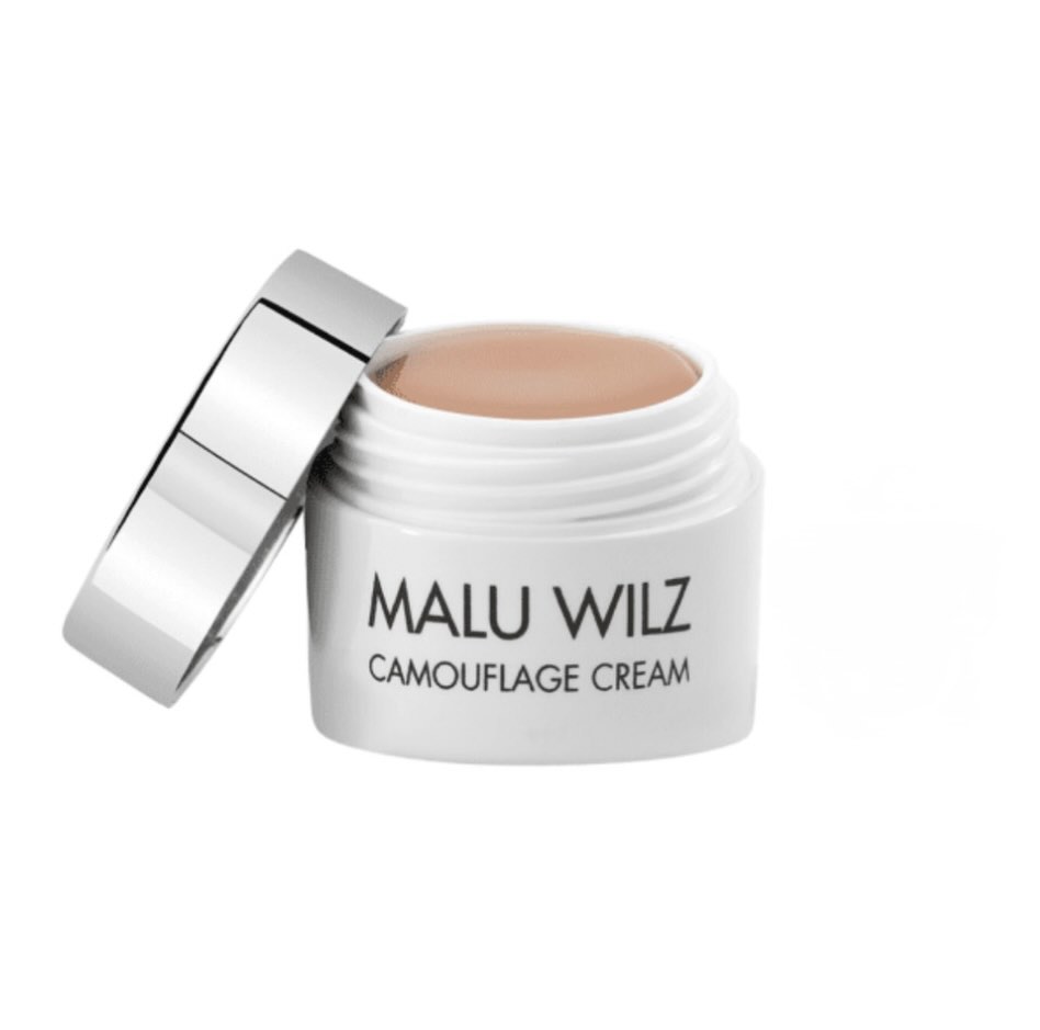 Die Camouflage: hohe Deckkraft, wasserfest & natürlich im Finish.
Perfekt für Alltag und Events.
Kaschiert alles – von Rötungen bis Tattoos.
#camouflage #fulldeckkraft #makellos #beautytrend #makeuplook