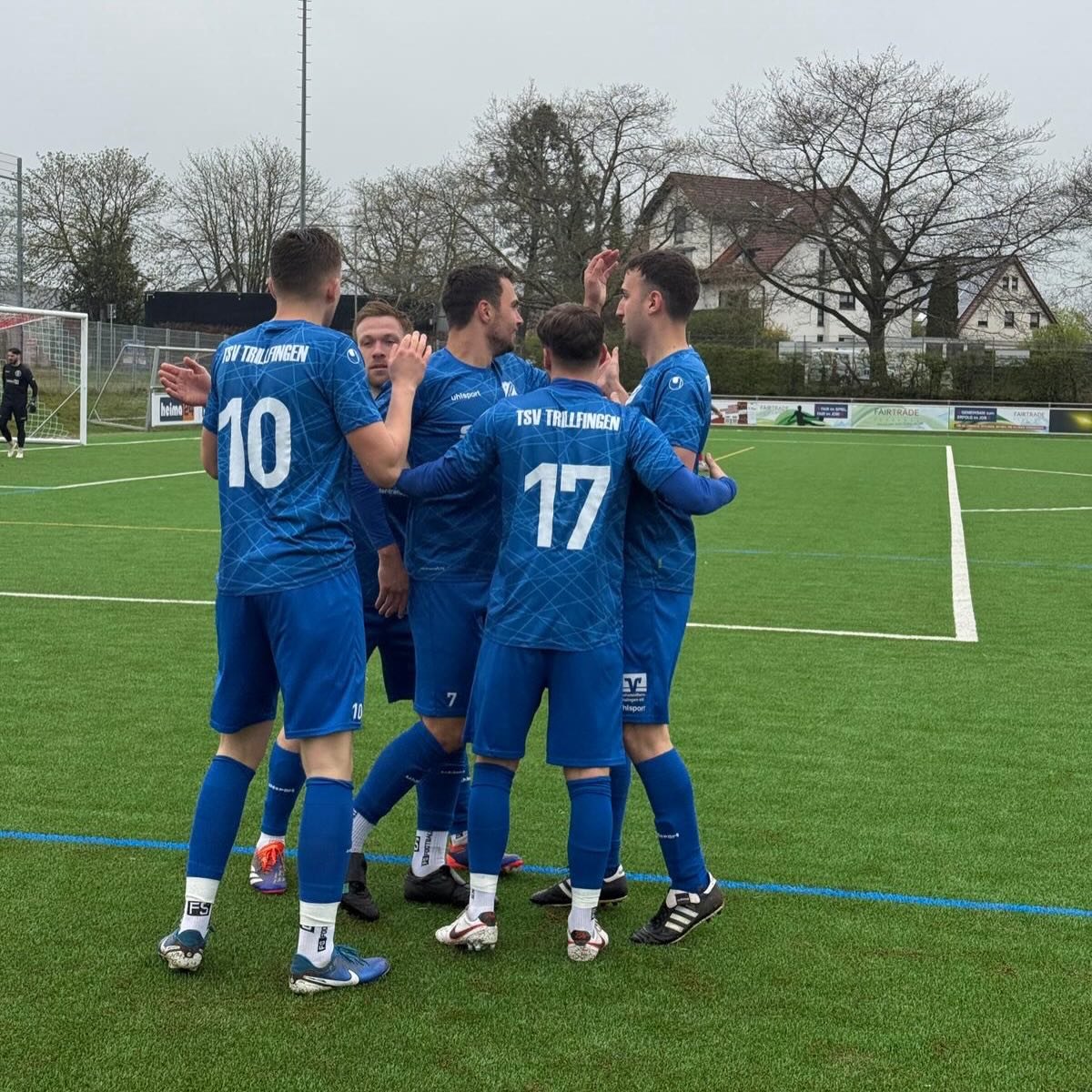 Gute Leistung wird nicht belohnt.
Gegen das Topteam aus Trossingen konnten wir zweimalig in Führung gehen und trotzdem keine Punkte mitnehmen.
Schade, die Leistung lässt aber positiv nach vorne blicken.