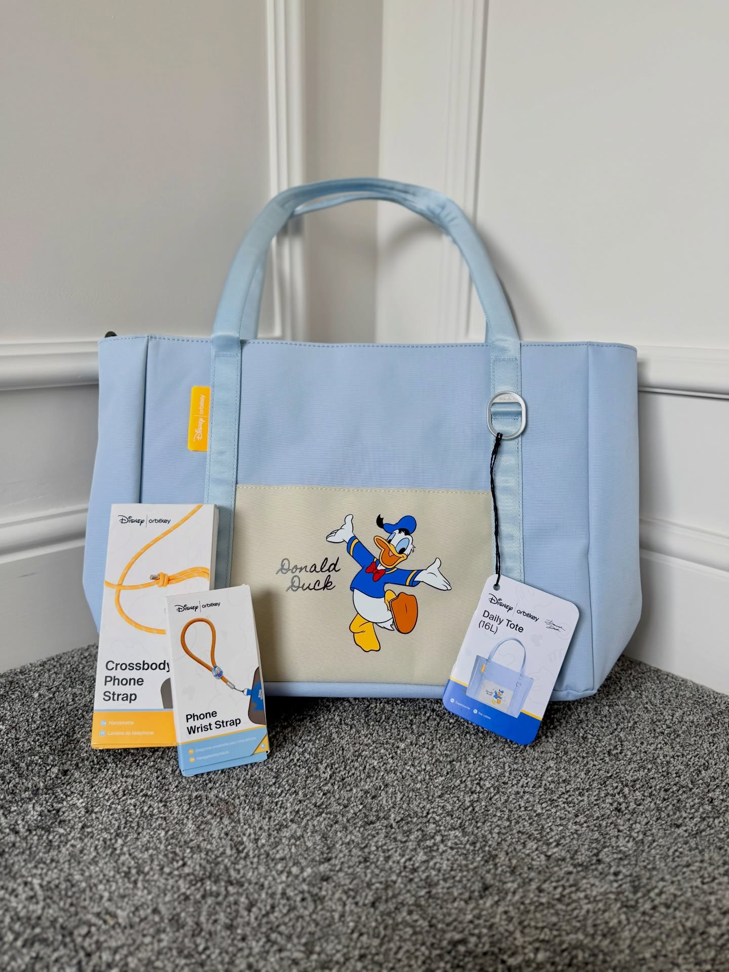 GIFTED. Thank you to @orbitkey for sending me this beautiful tote and accessories while I was away. Another beautiful design and it has so many pockets!
#orbitkey #disneystyle #disney #bag #gifted