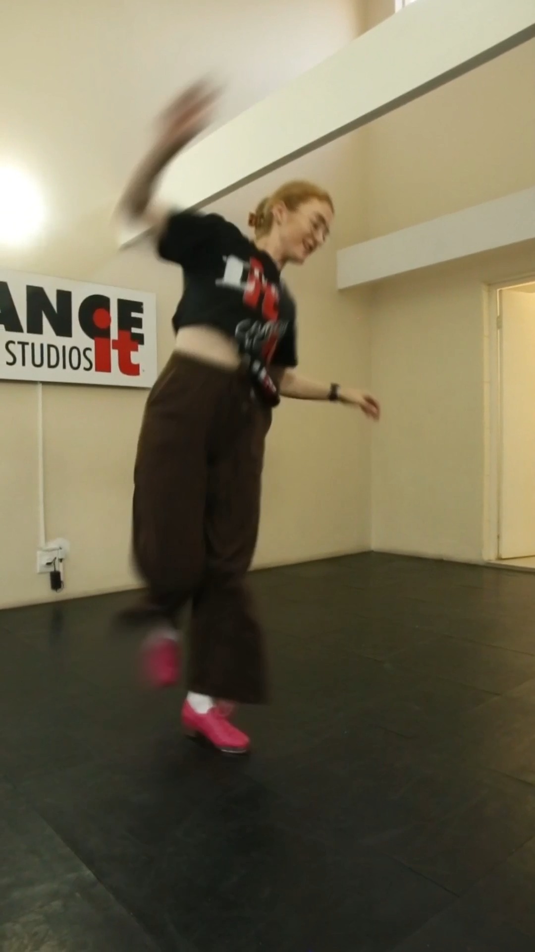 Precision. Rhythm. Pure tap energy 🔥✨
Our teacher @Madelinescrase stepped in with a freestyle tap demo creating rhythms on the spot, playing with the beat, and showing the true art behind every step 👞⚡
Freestyle isn’t about perfection… it’s about confidence, musicality, and expressing yourself in the moment. That’s exactly what we help you build in our classes from the basics to finding your own style 🎶🙌
Want to move like this? Come learn, grow, and find your rhythm with us 🔥
📲 WhatsApp 067 852 1567 to join the next class
#danceit #danceitstudios #tapdance #tapfreestyle #dancedemo #danceclass #dancers #rhythm #glenanda