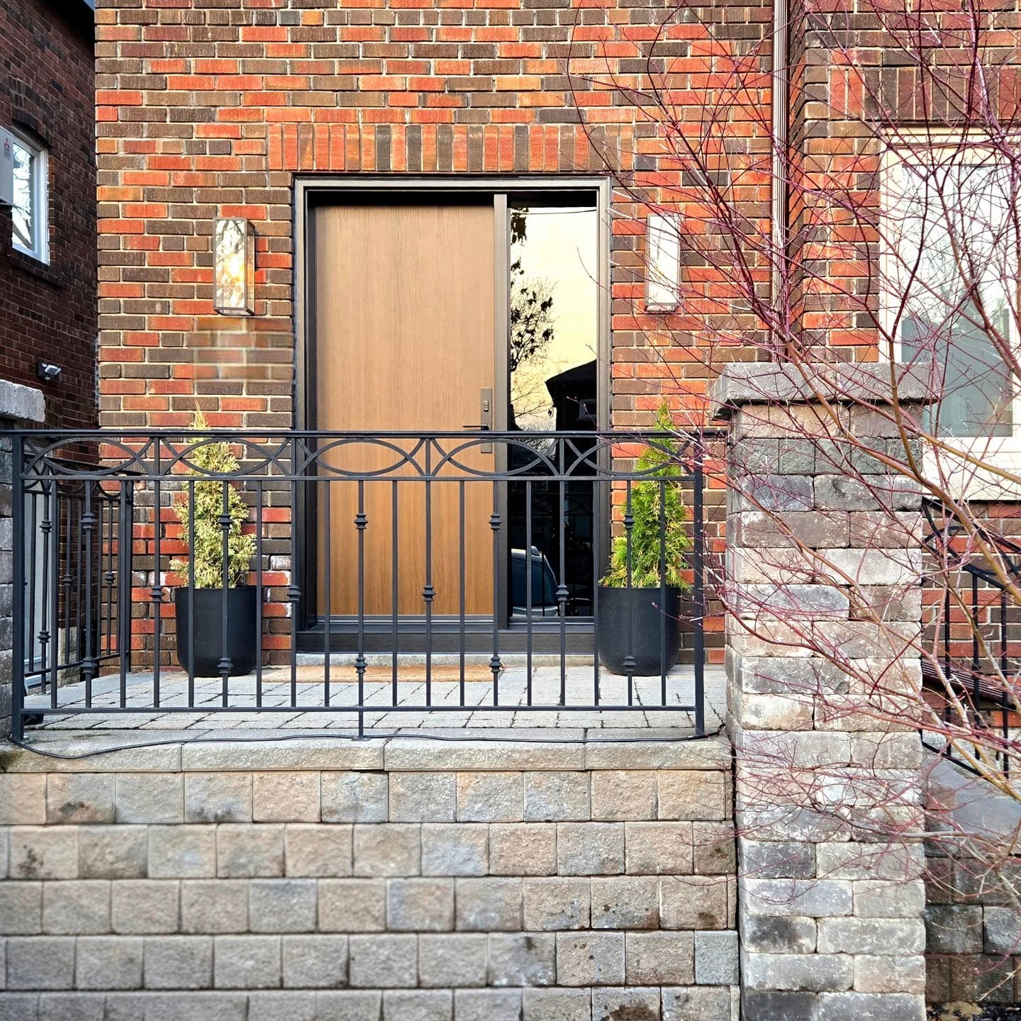 Reinforced Canadian door featuring an elegant combination of stain, black frames and hardware, complemented by black tinted glass. A refined statement in both design and security.
#EntryDoorsToronto #ModernDesign #CurbAppeal #FrontDoor #homeupgrade