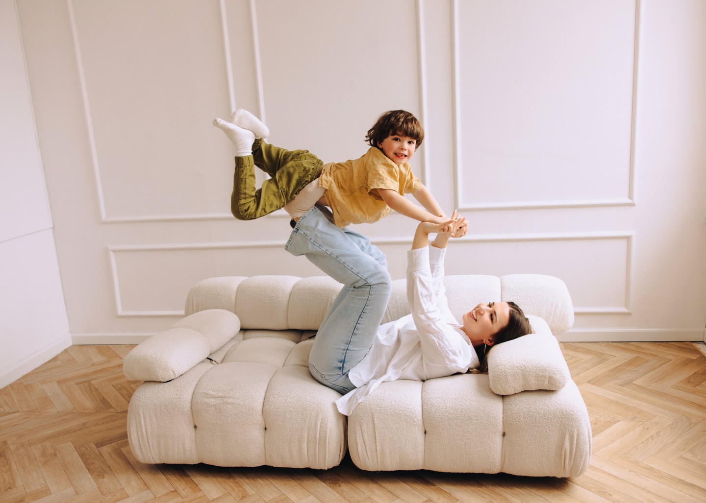 Bliskość, która nie potrzebuje słów.
Radość, której nie da się wyreżyserować.
Miłość zamknięta w najprostszych gestach.
• mama i syn • lekkość chwili •dzieciństwo, które trwa za krótko • wspomnienia, do których się wraca
• miłość bez filtra • naturalna sesja rodzinna • sesja lifestyle’owa
#fotografwroclaw #sesjarodzinnawroclaw #sesjazdjeciowawroclaw #sesjalifestylewroclaw #sesjawprezencie