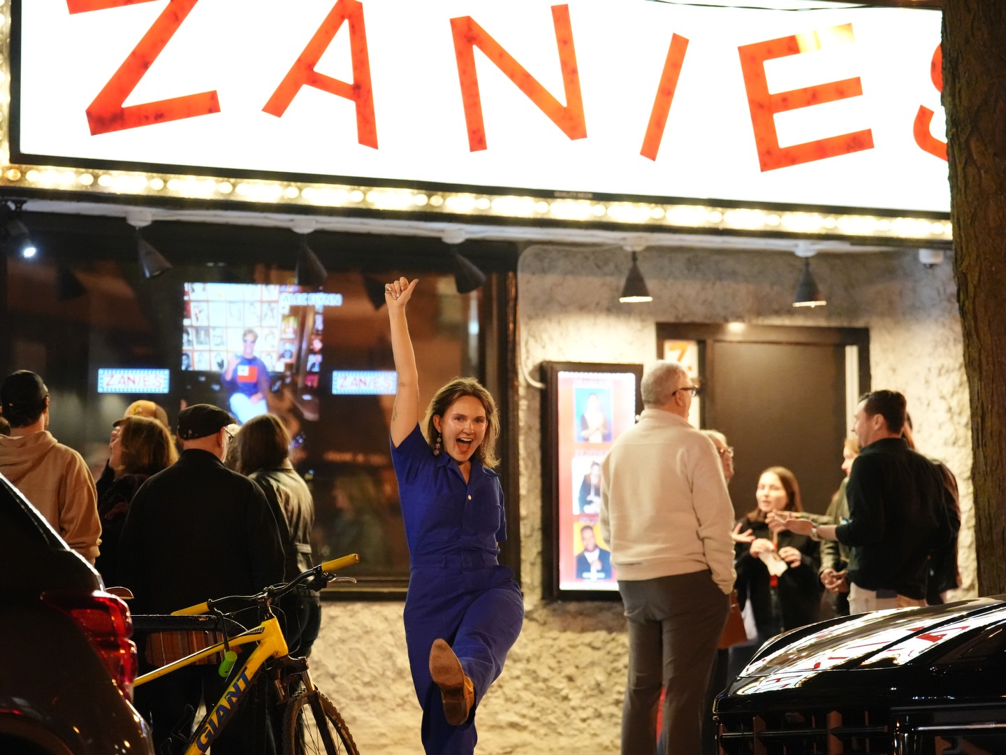 Chicago, it's been almost a year since I moved away and to come back this past week to a sold out Zanies was a dream come true. It can be very vulnerable coming back to your old stomping grounds!! At many times I had the thought, who's gonna care I'm back HAHAHAH but then I realized, my family!! Not necessarily my cousin whose basement I lived in when I first moved to Chicago (❤️), but my chosen family. The comics, the incredible staff, the audiences. That's what makes Chicago feel like home. And I got to come home!!!!! I got to come home. Home. Thank you for having me back. I cried upon arrival and I sobbed as I left and how lucky am I that a city makes me feel so much? I love you. I love you so very much.
PICS BY DIVA @connerdaly