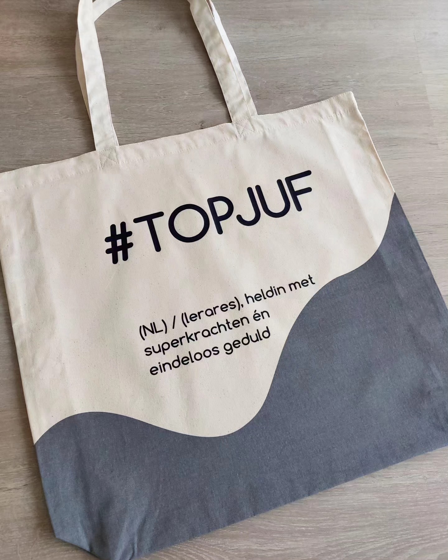 🌈 Voor de juf met superkrachten 💥 en eindeloos geduld 🧘♀️
Deze #topjuf shopper is hét cadeautje waar elke juf blij van wordt! 💖
✨ Verkrijgbaar in 4 kleuren: Roze, Bruin, Blauw & Turquoise
📏 Formaat: 36 x 44 x 10 cm – ruim genoeg voor ál haar jufdingen!
🎁 Perfect voor juffendag, het einde van het schooljaar of zomaar, omdat ze fantastisch is.
❗️Pre-order hem voor 11/06 aan een promoprijs van 14,95 euro❗️
#topjuf #juffencadeau #juffendag #bedankjuf #superjuf #cadeautip #juflief #schoolheldin