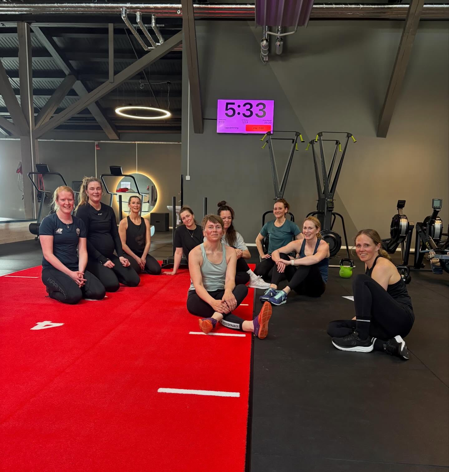 I måndags när vi hade vårkonferens med coacherna i studion passade vi på att besöka nya @friskisostersund anläggning som är granne med oss.
Vi körde ett härligt Hyroxpass och det känns i våra kroppar såhär dagarna efteråt😂
Stort grattis @friskisostersund till en otroligt fin anläggning👏