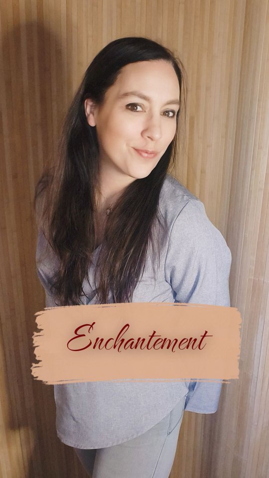 J’ai toujours été fascinée par les mots : ceux qui décrivent une sensation, une émotion, une expérience intérieure. ✨
Dès l’âge de 12 ans, j’écrivais mes premiers poèmes, puis mes premières nouvelles. C’était pour moi une manière naturelle d’exprimer ce que je ressentais et ce que je vivais.
Très rapidement, j’ai pris conscience que les mots que j’écrivais, ceux que je prononçais ou même le discours intérieur que je me tenais façonnaient profondément ma réalité.
Cette découverte m’a naturellement conduite vers les incantations, les prières et la loi de manifestation. J’ai alors compris que la puissance des mots allait bien au-delà de ce que l’on imagine généralement.
C’est de cette fascination et de cette conviction profonde qu’est née la formation « Enchantement ».
Je vous invite aujourd’hui à découvrir comment l’utilisation consciente des mots, leur magie subtile et puissante, peut véritablement tout transformer dans votre vie. 💫
Si tu veux apprendre à utiliser la magie de tes mots pour de vrai…
Commente sur Instagram ✨ ENCHANTEMENT ✨
Je t’envoie en privé :
→ Le Rituel des 21 Jours (cadeau)
→ Toutes les infos sur la formation
Sinon, rdv Ici : www.berengeremusard.fr/cadeau
Tes mots sont magiques.
Il ne reste plus qu’à les utiliser correctement ✨
Les mots ont-ils déjà changé le cours de votre réalité ?
Avez-vous déjà ressenti leur pouvoir créateur dans votre quotidien ?
Partagez vos expériences en commentaire, je vous lis avec la plus grande attention. 👇❤️
#mediumnite #spiritualite #developpementpersonnel #eveilspirituel #berengeremusard