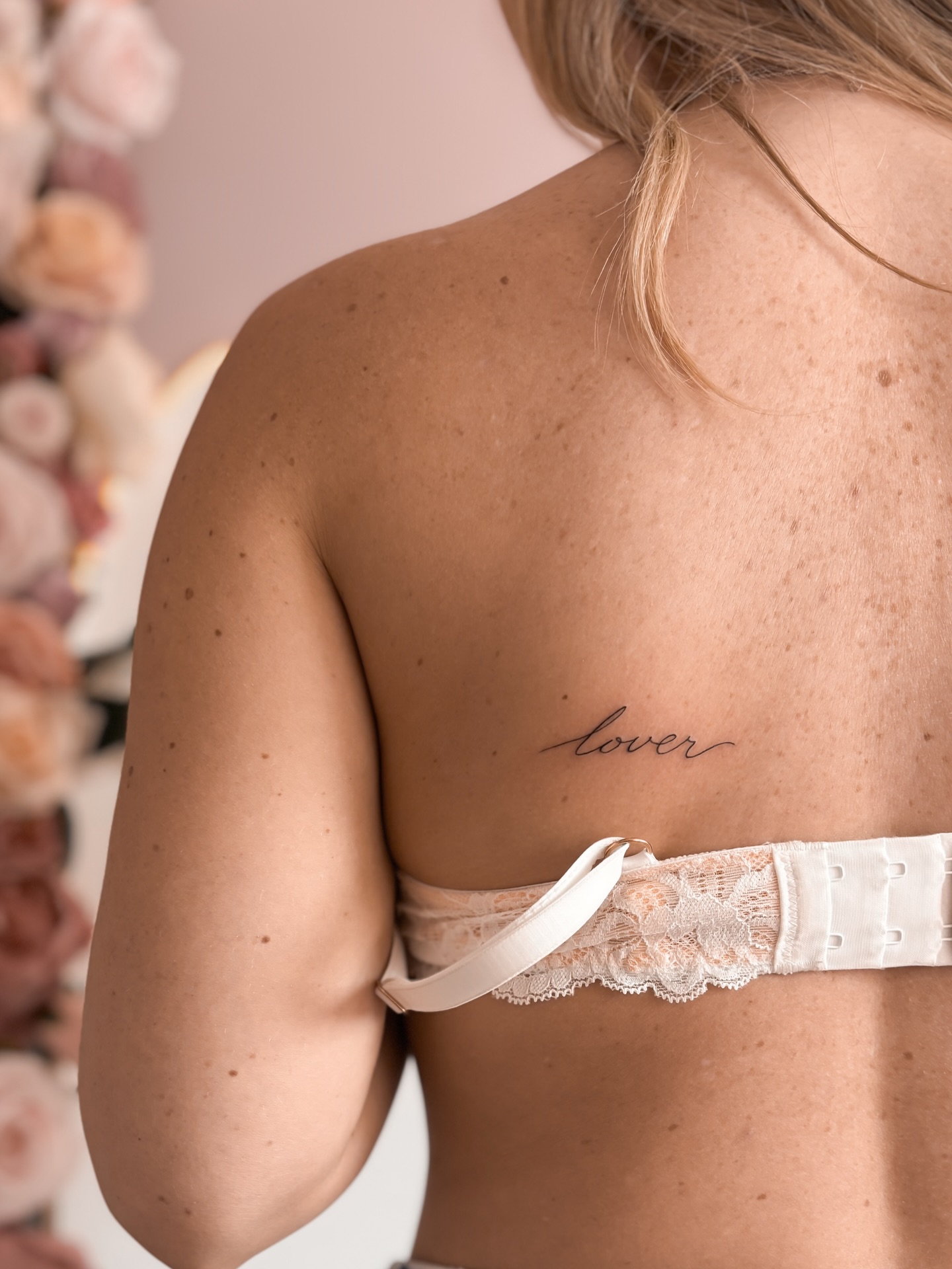 Tiny pieces 💕
#valenciatattoo #tinytattoos #femininetattoos #symbolictattoo #smalltattooideas