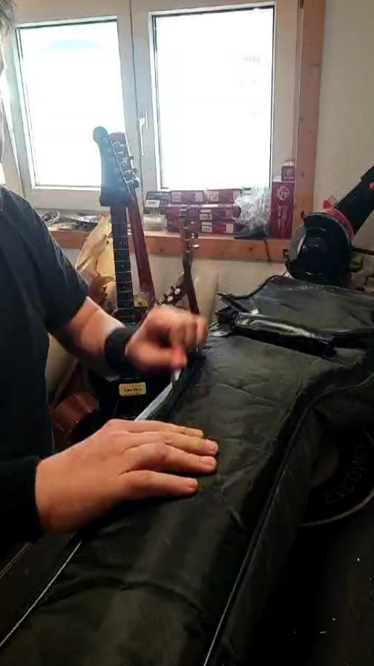 ‼️Rock'N'Roli's Repair Shop Vol. 351 - Teil 1‼️Patient heute: Epiphone Les Paul Custom. Total verstaubt und verrrostet. Komplett auseinandergeschraubt und geputzt.