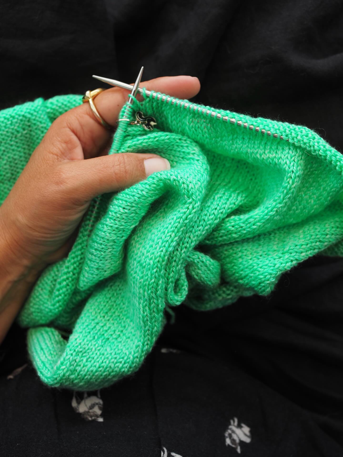 Le corps est rejoint en rond. Je suis dans une mer de jersey idéale pour moi en ce moment car j’ai un autre projet qui sort bientôt. 🌵
Fils . MT @yarnbysimone couleur Old Pine
__________________________________
#atelieremiliedesigns
Tricot Knit knitting tricot