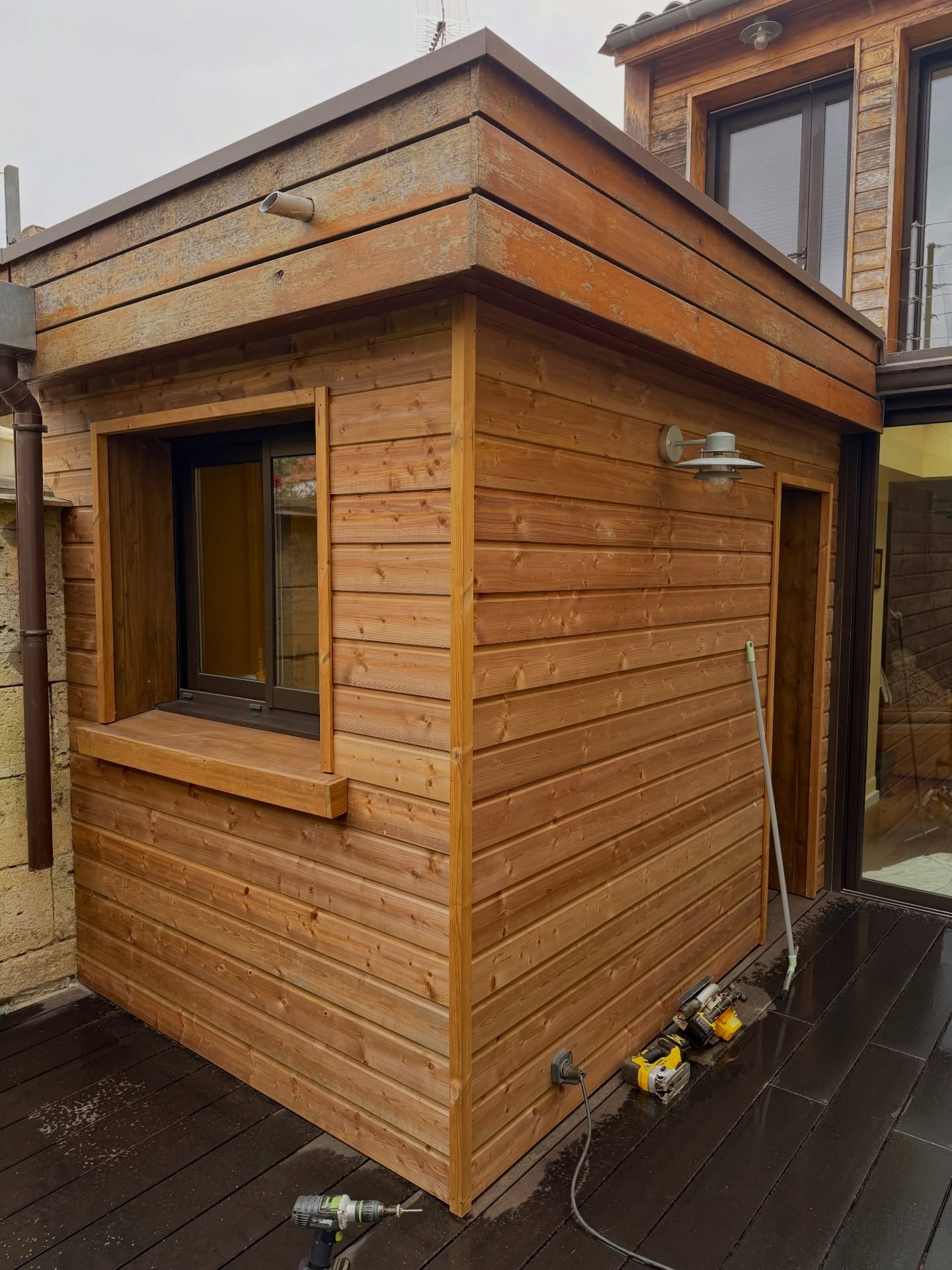 Retour en images sur la rénovation de la façade de cette arrière-cuisine bordelaise avec la pose d’un bardage bois. Un projet simple, des finitions soignées, pour un résultat propre et durable 🏡🌳