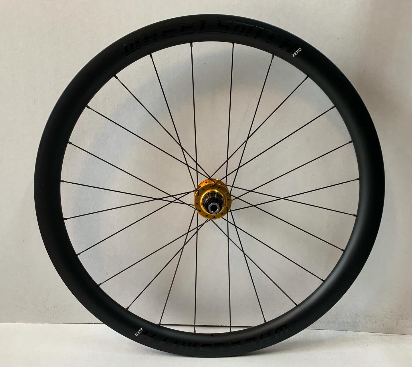 40mm Graphene Gravel on @chriskingbuzz R45. @sapim_official CX-Ray spokes.