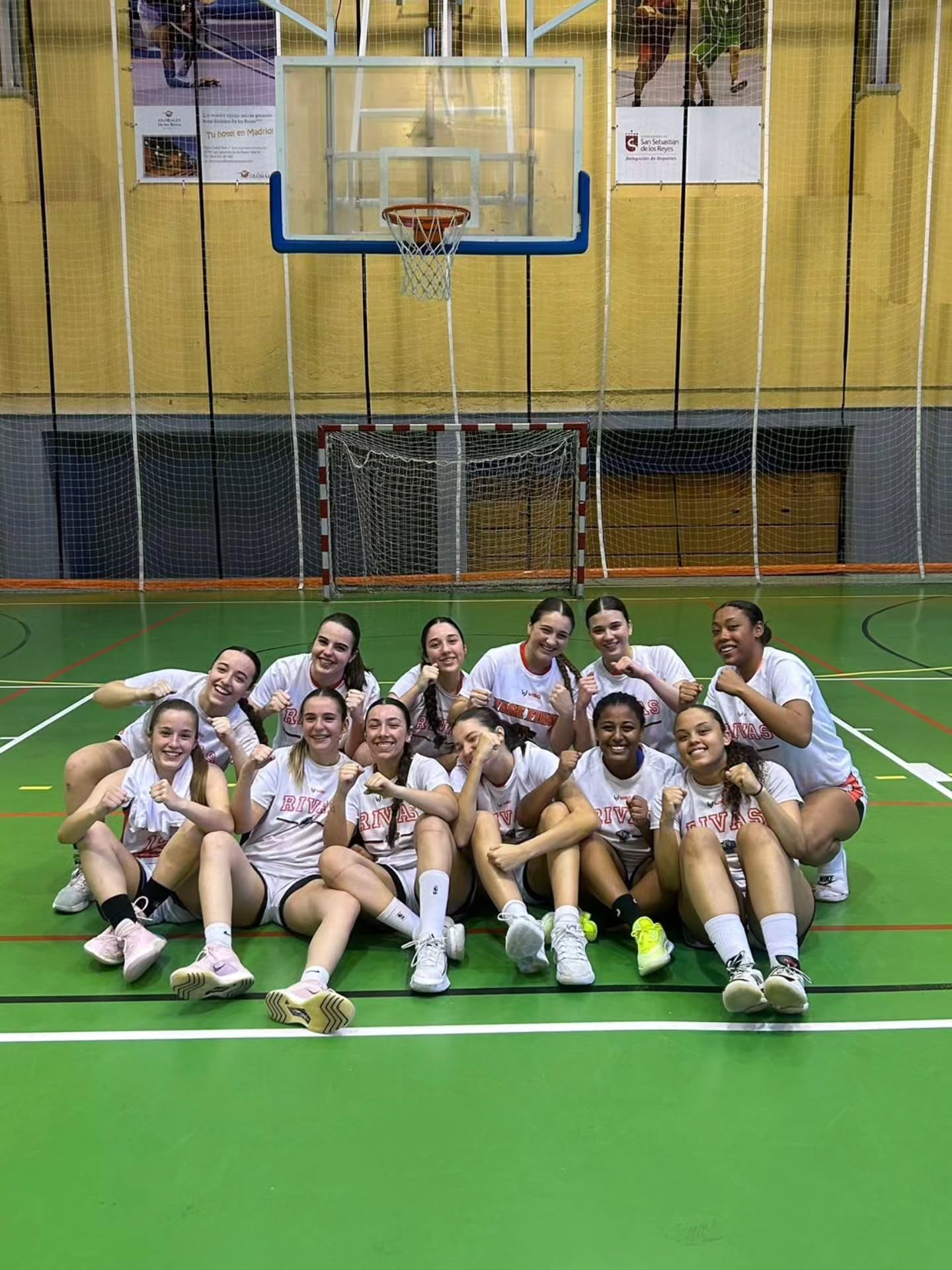 Sub 22 Femenino A gana 37-64 en su primer partido de Playoffs ante Zona Press.
Desde el arranque, las 12 jugadoras salieron muy conectadas y decididas a cumplir el plan de partido a la perfección. De este modo, un parcial 7-28 de inicio nos permitió una ventaja en el marcador que sería clave durante el desarrollo del partido.
No obstante, los 30 minutos restantes también fueron un ejemplo de cómo se debe competir, no dejándose nada por dar y aportando todas y cada una de ellas, tanto en el apartado estadístico como en todo lo que no se ve en los números.
Este domingo a las 20:15, en el Cerro del Telégrafo, tendrá lugar el segundo partido de la serie, en el que buscaremos competir al máximo nivel, tratando de llevarnos la victoria que nos aseguraría un hueco en los cuartos de final. Os esperamos a todos allí!