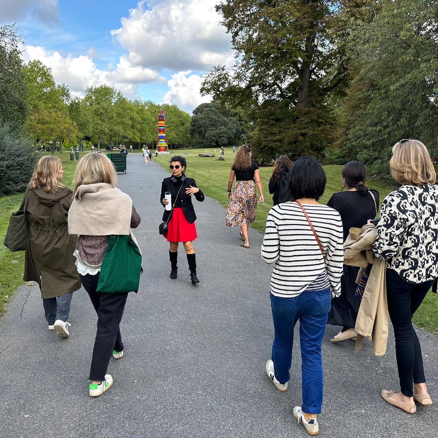 Sharing some highlights of a wonderful tour of Frieze Sculpture 2023 last week, led by independent curator and writer Fatoş Üstek.
Taking place in Regents Park, Frieze Sculpture is a celebrated, annual public art exhibition, timed to coincide with Frieze Art Fair.
This year’s edition curated by @fatosustek features the work of 22 leading international artists including Zak Ové, Amy Stephens, Catharine Czudej and Josh Smith.
DM for further information about Art Club membership and look out for our news of our next event coming up this week!
@friezeofficial @amystephensstudio @catharineczudej
#FriezeSculpture #FriezeLondon #RegentsPark#LondonArtScene #LondonArtFair