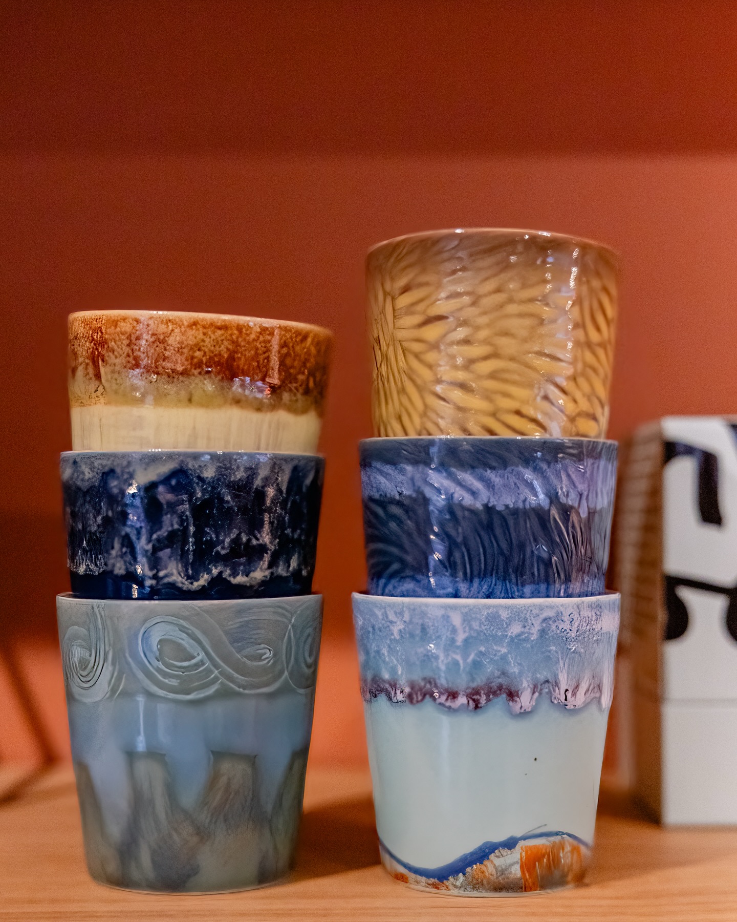 Deze nieuwe special edition van HKliving coffee mugs is wel heel erg tof! Geïnspireerd op het kleurenpalet die Van Gogh graag gebruikte. Plaatje hè?
We zijn geopend vandaag van 11 tot 17 en de koffie en thee staan klaar.
#hkliving #coffeelover #woongalerijkortgene #designwinkel #tafelen