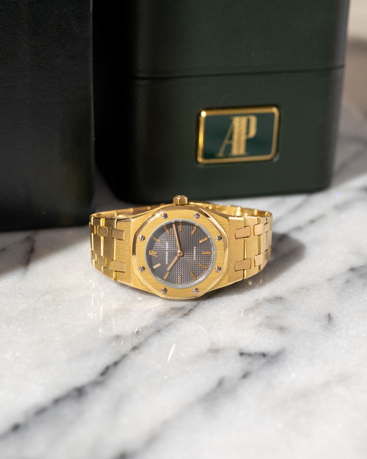 Launched in 1976, the Royal Oak II was the very first variation of the original Royal Oak “Jumbo” ref. 5402 (39 mm), conceived for a female audience.
Despite its reduced 29 mm case and ultra-thin automatic movement, it became an instant success.
Produced in just 824 pieces in yellow gold, reference 8638BA remains one of the most collectible Royal Oak variations. Head over to our website for price and details.
.
.
#audemarspiguet #8638 #royaloakmini