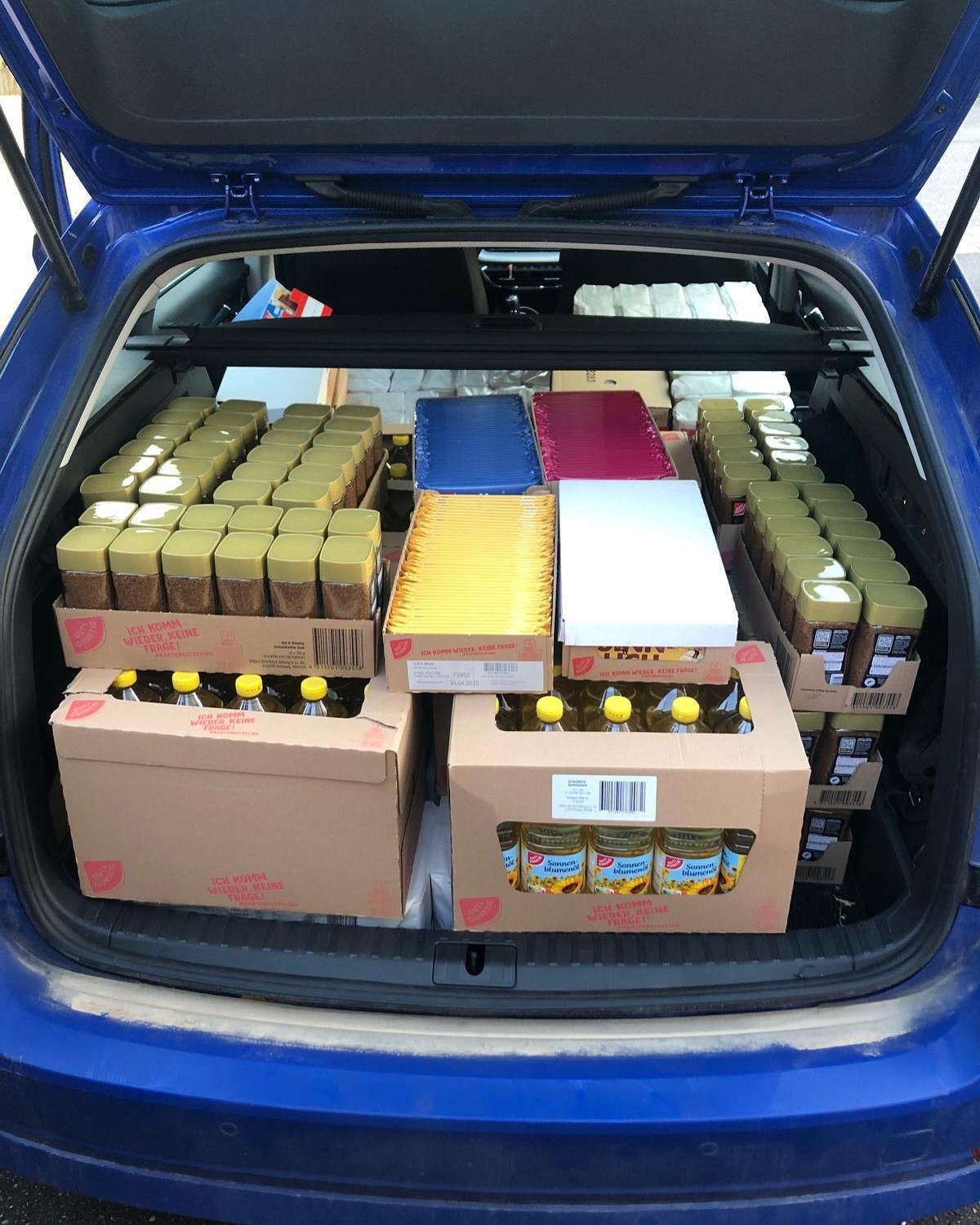 Fast vergessen: Ende 2024 konnten wir noch etwas Gutes tun☺️🥳
So haben wir die Tafel in Öhringen erneut mit Sachspenden im Wert von 2000€ unterstützt und an das Frauenhaus Hohenlohe 1500€ gespendet 🙌
Außerdem ging der Erlös aus unseren Weihnachtskarten mit etwas Aufrundung auf 1000€ wieder an das Haus Bahnhofstraße in Bretzfeld 💌
Ein herzliches Dankeschön für den Einsatz aller Beteiligten 🙏
Die Bilder sind übrigens von den Einkäufen für die Tafel 🤗
Guten Start ins neue Jahr & viel Liebe 🫶🏻