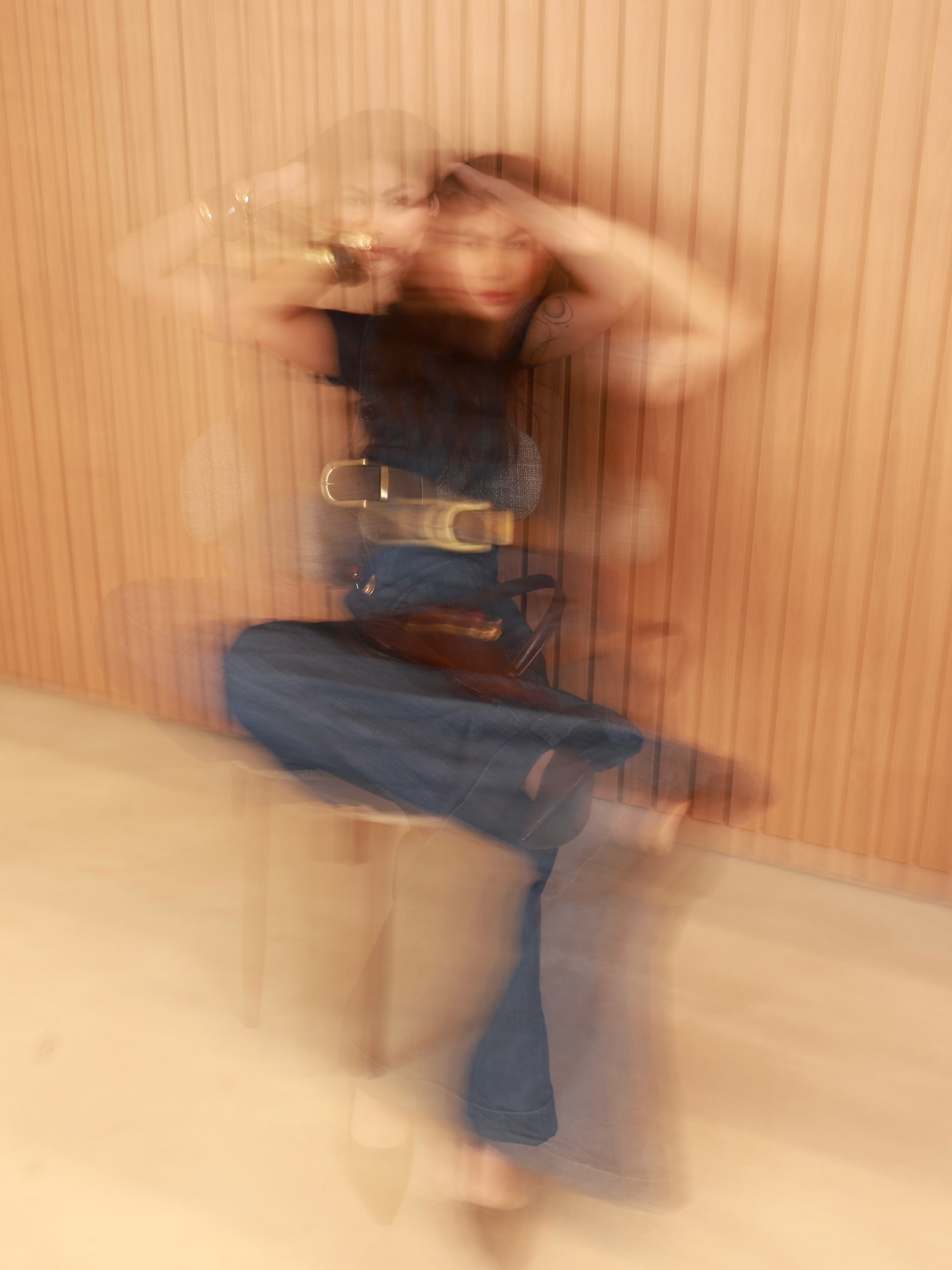 DRIFT: O ESTILO EM CONSTANTE MOVIMENTO
O jeans segue o seu tempo, se adapta ao seu corpo e traduz a sua atitude. No encontro entre o urbano e o essencial, o denim ganha leveza e liberdade.
Drift não para. É constante. É movimento. É presença que se sente.
#AmmoJeans #Ammo #DenimFlow #Estilo #Movimento