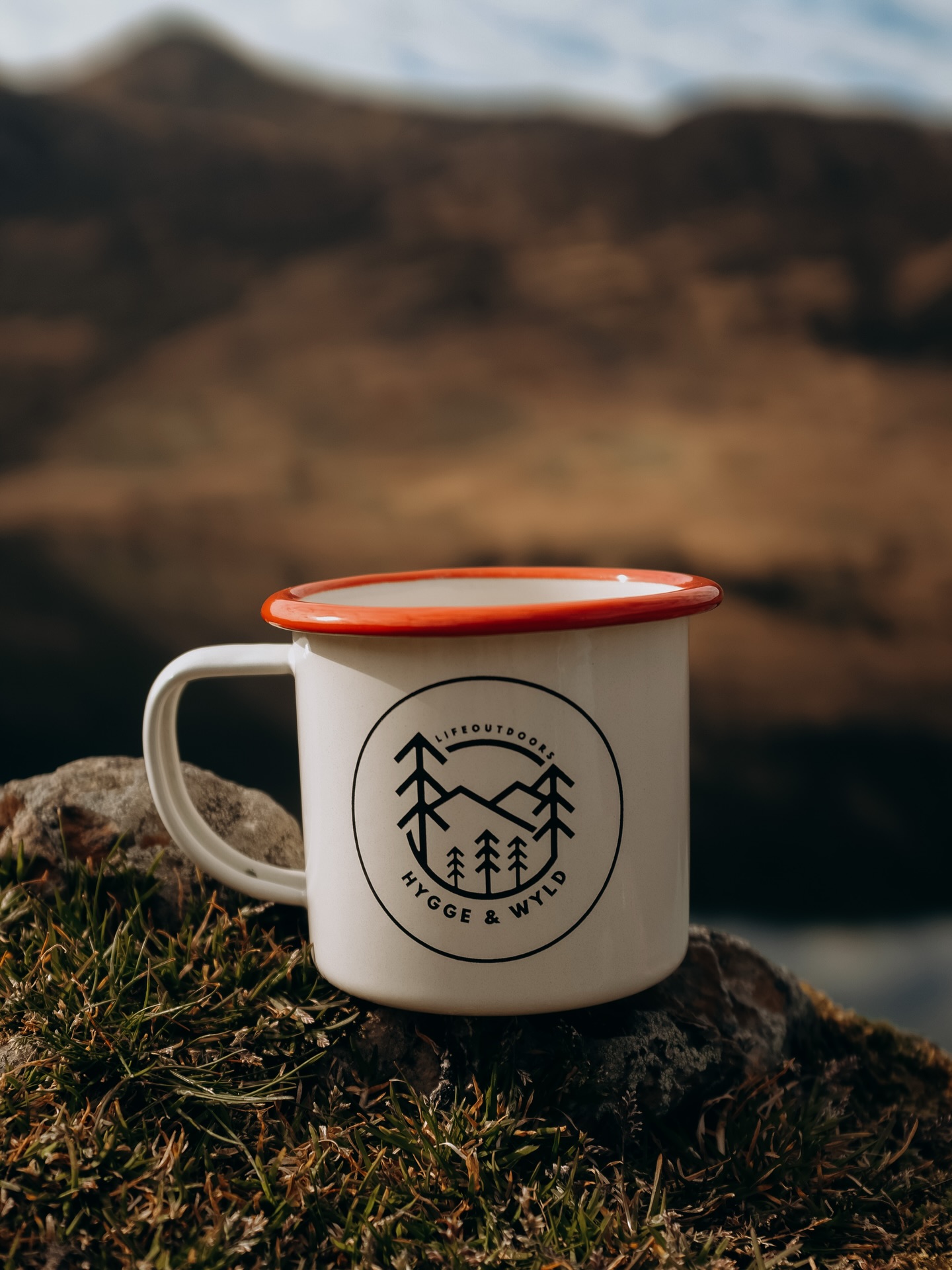 They’re here! I have a limited number of HyggeandWyld enamel camp mugs available in 3 colours - Get yours now and help me decide which ones to stock (I’m leaning towards cream/red and white/sage).
Scout is in charge of order packing, so you may just need to wait for him to wake up from his nap before they’re sent 🙄
.
#mountains #coffee #wildcoffee #lakedistrict #wildcamp