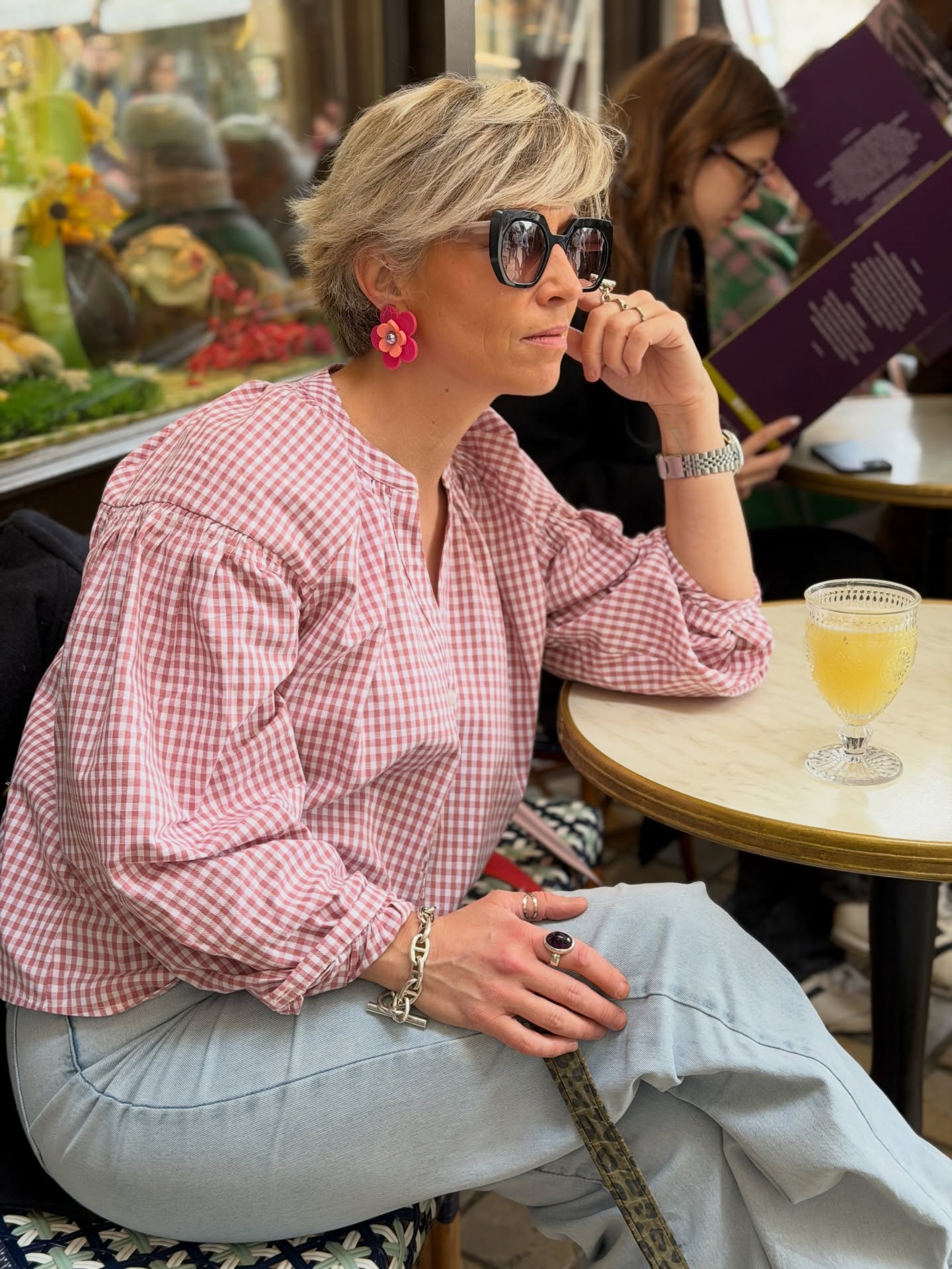 On pense souvent que pour être stylée…
il faut en faire plus.
Plus de couleurs
Plus d’imprimés
Plus de “waouh”
Et pourtant…
👉 Il y a des jours où le vrai style,
c’est juste de se sentir bien dans ce qu’on porte 💛
Aujourd’hui, c’est vichy.
Une blouse simple, confortable… mais jamais banale.
Et surtout…
👉 une pièce qui ne me déguise pas
Parce que non, s’habiller ce n’est pas toujours vouloir attirer l’attention
👉 c’est parfois juste vouloir être alignée avec son énergie du jour
Et ça… on n’en parle pas assez.
Et parfois…
un moment de douceur,
c’est juste un instant gourmandise chez @maisonbigot ☕💛 🍰
⸻
👉 Dis-moi…
c’est quand la dernière fois où tu t’es sentie vraiment bien dans une tenue ? 💛
Je vous lis ✨
#stylefeminin
#femme40plus
#confianceensoi
#lookdumatin
#imprimedelamour