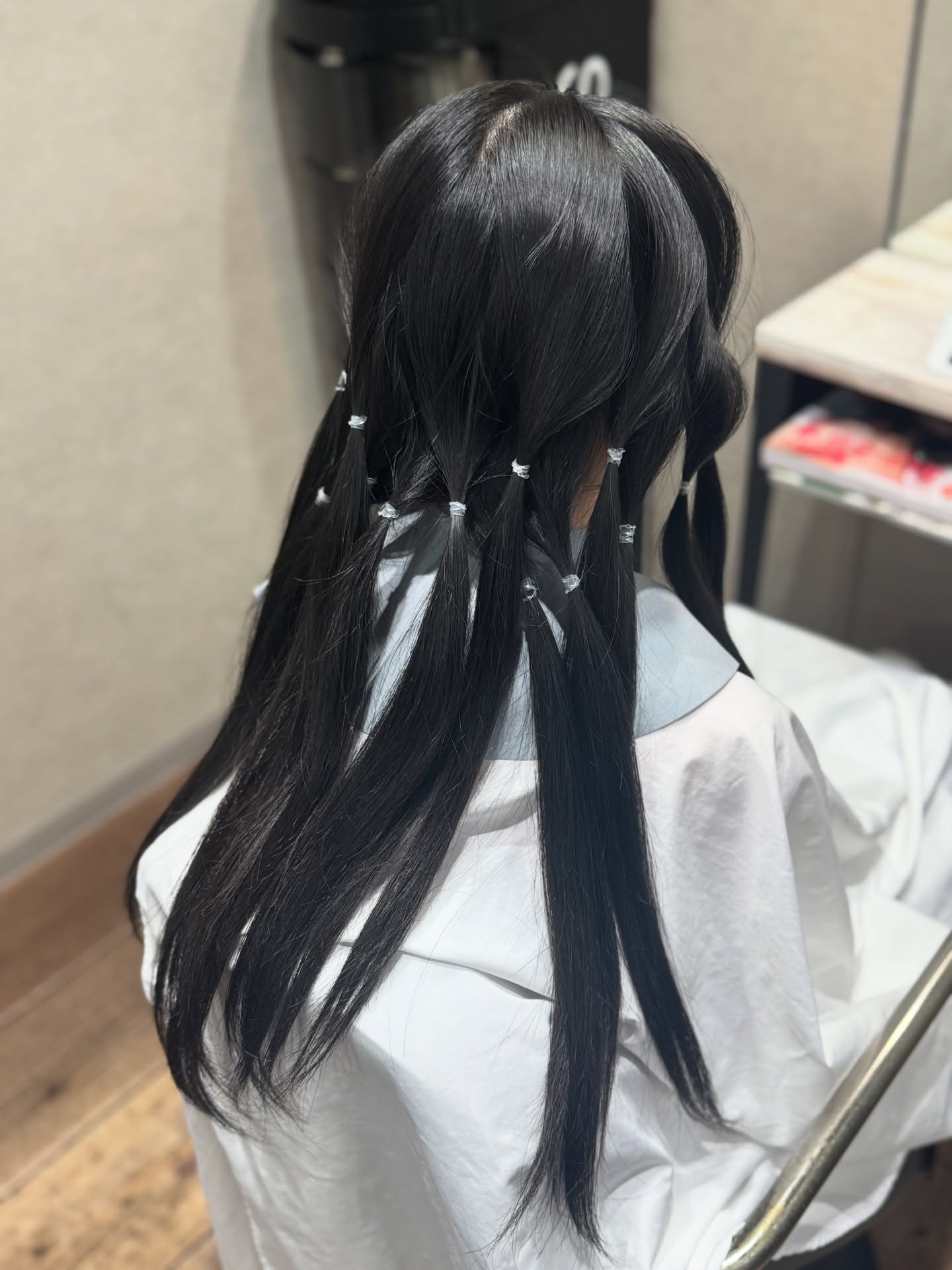 バッサリ切る理由は人それぞれだけど、
“誰かのために”って、やっぱり特別。
長く大切に伸ばしてきた髪を
必要としている誰かへ届ける
#ヘアドネーション ✂️
ただ短くするだけじゃなくて、
その人のこれからもちゃんと似合うように。
想いも、デザインも、どちらも大切に。
ご協力ありがとうございました😊
__________
✔︎ヘアドネーション対応してます
✔︎長さ・状態などお気軽にご相談ください
#ヘアドネーション
#バッサリカット
#益田市美容室
#ショートヘア