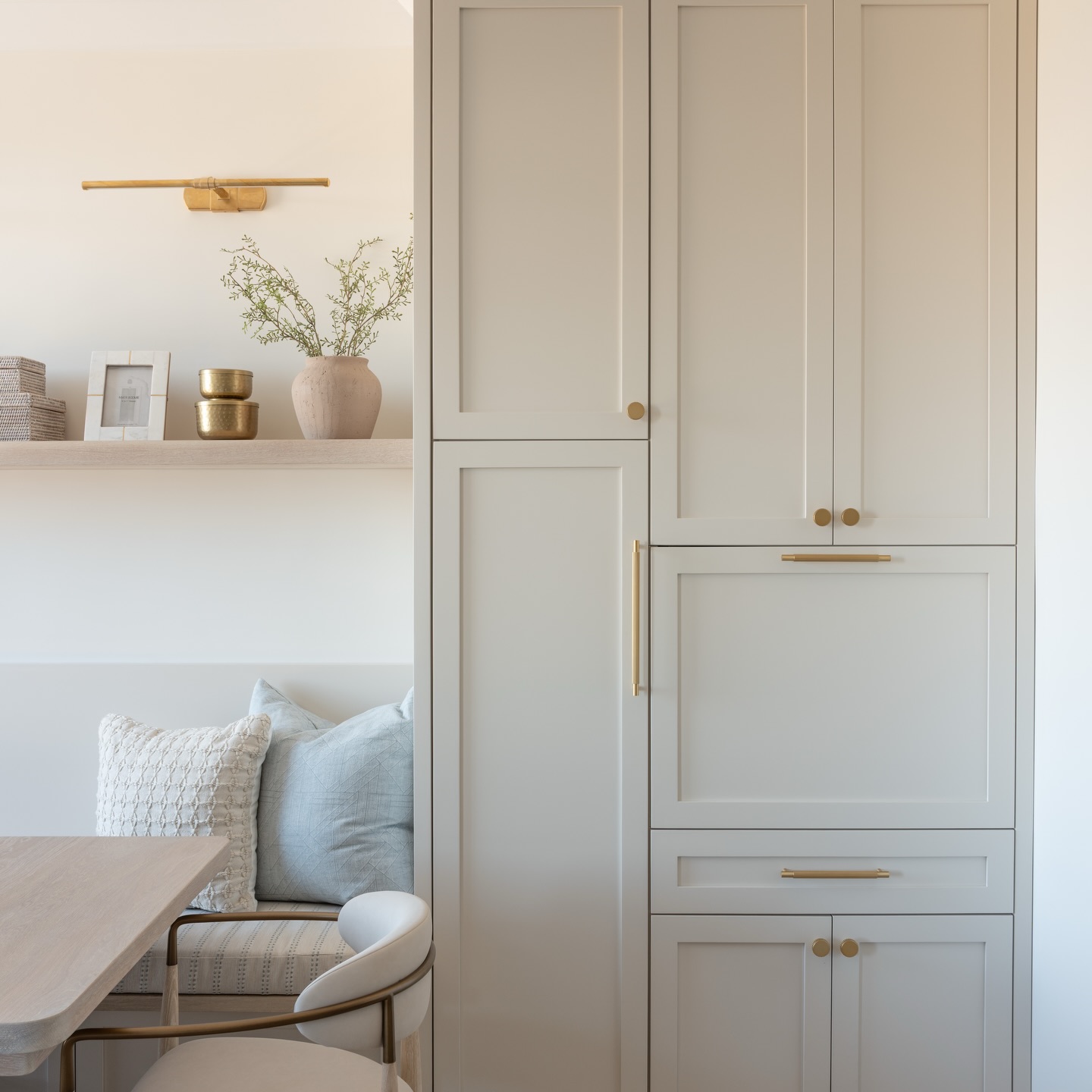 Small space design, done right.
When you’re working with limited square footage, every inch has to earn its place. This custom banquette + cabinetry moment was designed to do exactly that—create a place to gather, work, and live comfortably without sacrificing beauty.
Keeping the palette light, bright, and neutral allows the entire space to feel more open, while taking the cabinetry all the way to the ceiling maximizes every bit of vertical real estate. We tucked a built-in desk seamlessly into the cabinetry so it disappears when not in use—because in a downsizing situation, flexibility isn’t a luxury, it’s a requirement.
This is what thoughtful design looks like: layered, intentional, and quietly working hard behind the scenes.
#smalldesignsolutions
📸: Ryan Shapiro Photography
—
modern interior design, elevated family home, high-end renovation, collected living, quiet luxury, functional layout, earthy color palette, natural textures, layered design, calming spaces, timeless finishes, intentional styling
