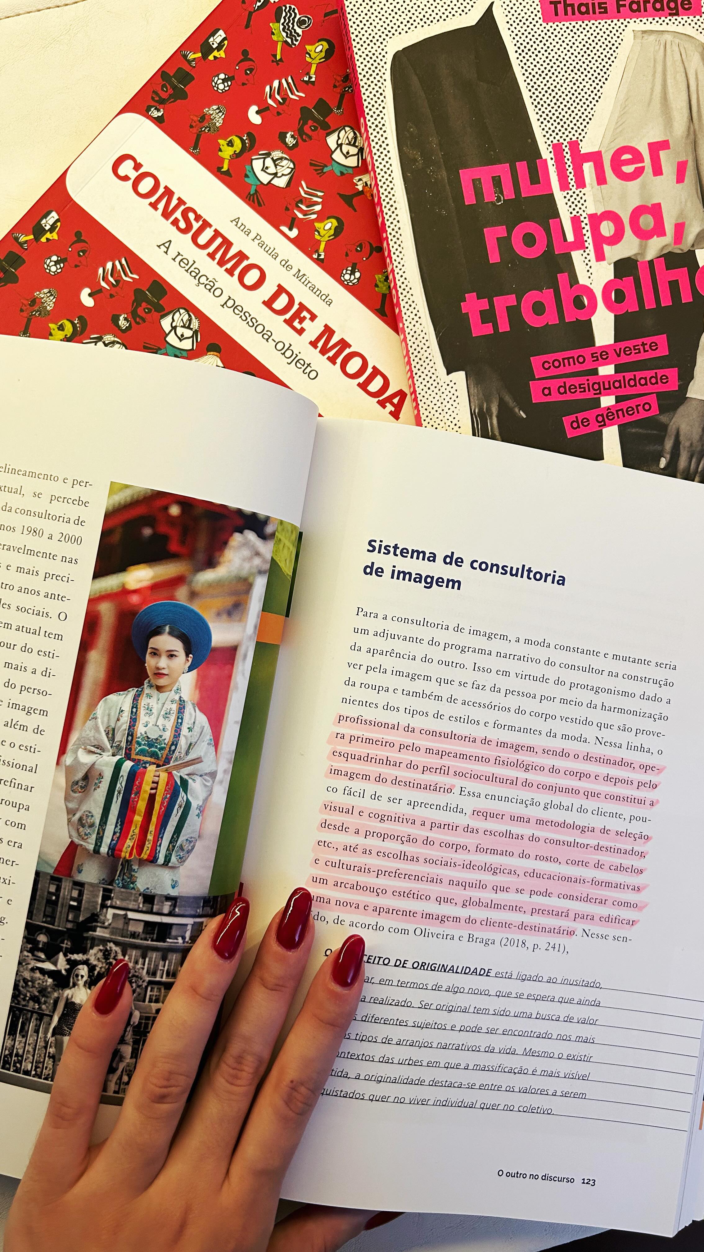 Seu estilo vai muito além da roupa, ele aparece nas cores que você escolhe, nas modelagens que te atraem, no seu gosto musical, nos ambientes em que você se sente bem e até nos lugares que fazem sentido para você estar. Cada escolha comunica algo sobre quem você é, e muitas vezes é no conjunto desses detalhes que a sua identidade se revela de forma única. Se vestir é expressão, presença e comunicação!
Se você quer entender melhor como alinhar a sua imagem com quem você é e com os objetivos que deseja transmitir, me chama no direct ou através dos links da bio 💌
