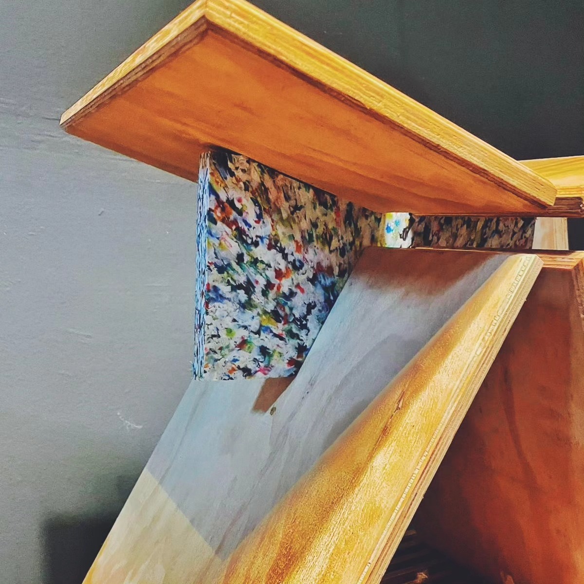 A #maravilixo segue na constante batalha para prolongar a vida útil do plástico, evitando seu descarte na natureza e seus oceanos.
Por isso, amamos (re)utilizar o plástico de uso único que coletamos na criação de móveis, já que cada peça é um testemunho do potencial de reinvenção que podemos abraçar 😊♾️
Afinal, quem ousaria descartar um banquinho tão gracinha como este?
No carrossel da vez, uma versão experimental do banquinho pà tú: uma combinação sustentável da transformação do plástico da maravilixo em parceria com a @patuamar! ♻️🌟😍
#reinvenção #sustentabilidade #preciousplastic