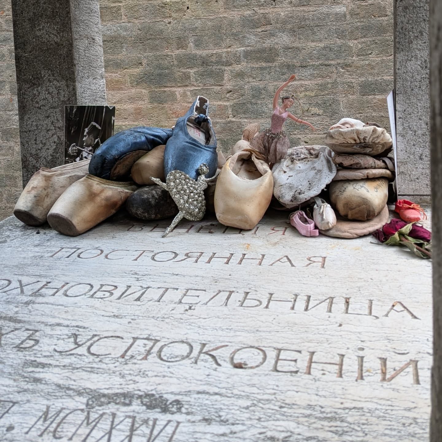 Venice 1929, Coco Chanel paid for the funeral and the tomb of her dear friend, Sergei Diaghilev.
The founder of the famous Ballets Russes—is buried in Venice mainly because of his deep personal and artistic connection to the city, especially in his later years. He loved its atmosphere, history, and artistic heritage, and often stayed there while working on productions.
He passed away in Venice in 1929, after a period of illness (including complications from diabetes).
He is buried on San Michele Cemetery, the city’s historic cemetery island. Many notable cultural figures are interred there, including Igor Stravinsky, one of Diaghilev’s close collaborators.
Venice symbolized the kind of cosmopolitan, artistic world Diaghilev helped create. Being buried there aligns with his identity as a major figure in European art, not just Russian culture.
Interestingly, his grave is still visited by admirers—especially ballet dancers, who often leave ballet shoes as a tribute. ♥️