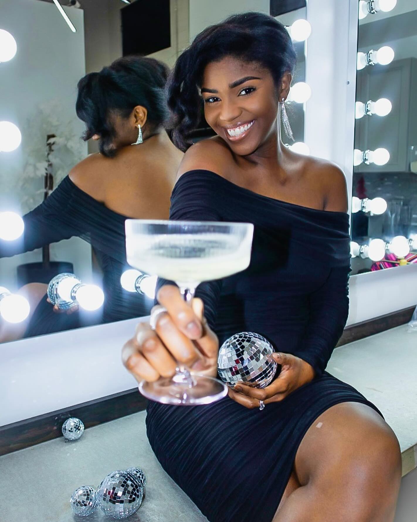 Cheers to a Glamorous New Year!! 🥂🖤