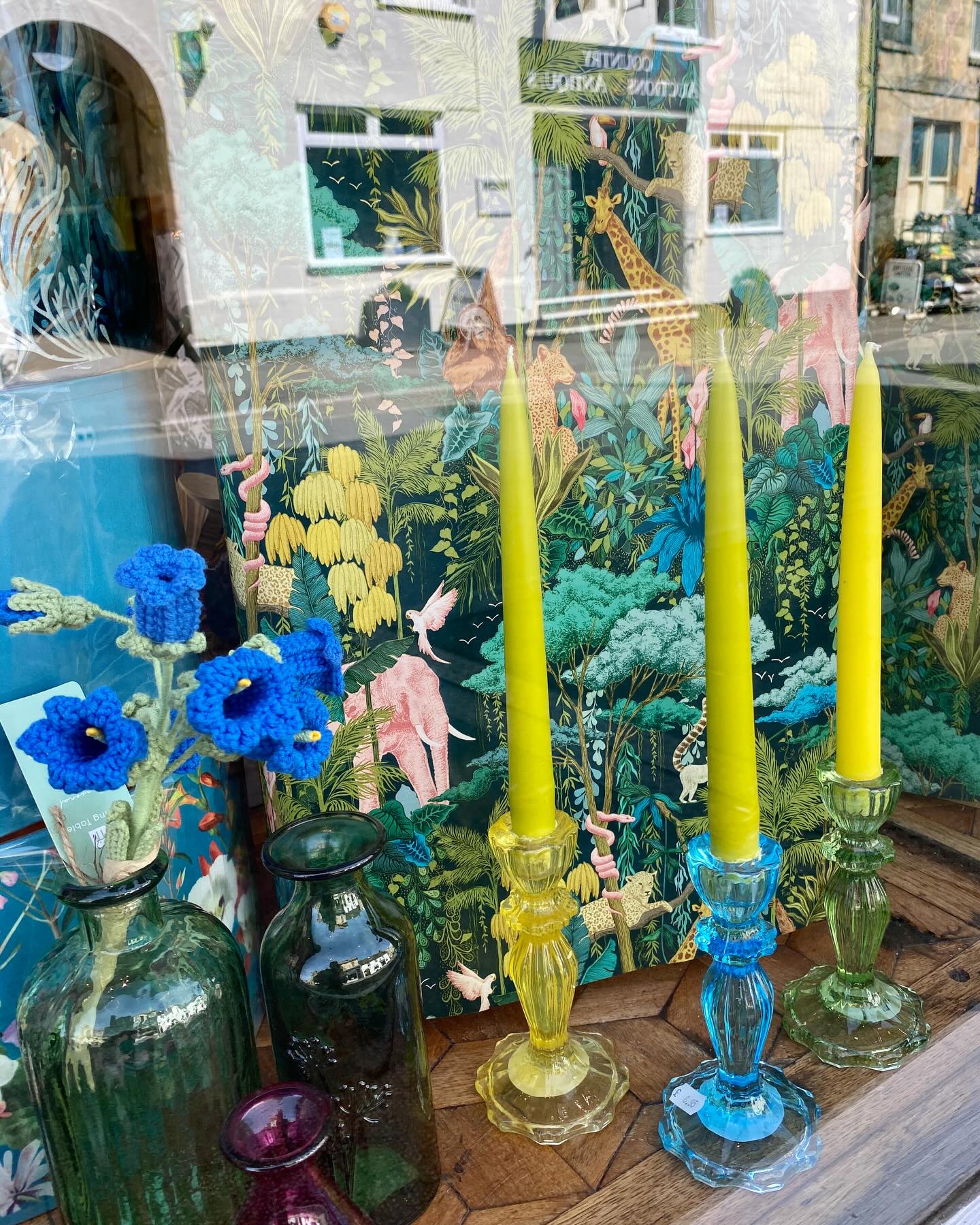One of those trippy window reflection shots with a giraffe walking into @countryauctions
You could use this lush wrapping paper by @theartfileofficial to wrap presents… or just cover stuff in your house as we have done. You can never have too much jungle.
Glass candlesticks and crochet bluebells by @talkingtables_tt
Recycled glass vases by @jarapaltd
Zesty dinner candles handmade in Cumbria by Moorlands Candles.
Open Tues-Sat 10am-4pm
Swift Art & Design
18 High Street
Winchcombe
GL54 5LJ
#supportindependent #swiftartanddesign #winchcombeshopping #visitwinchcombe