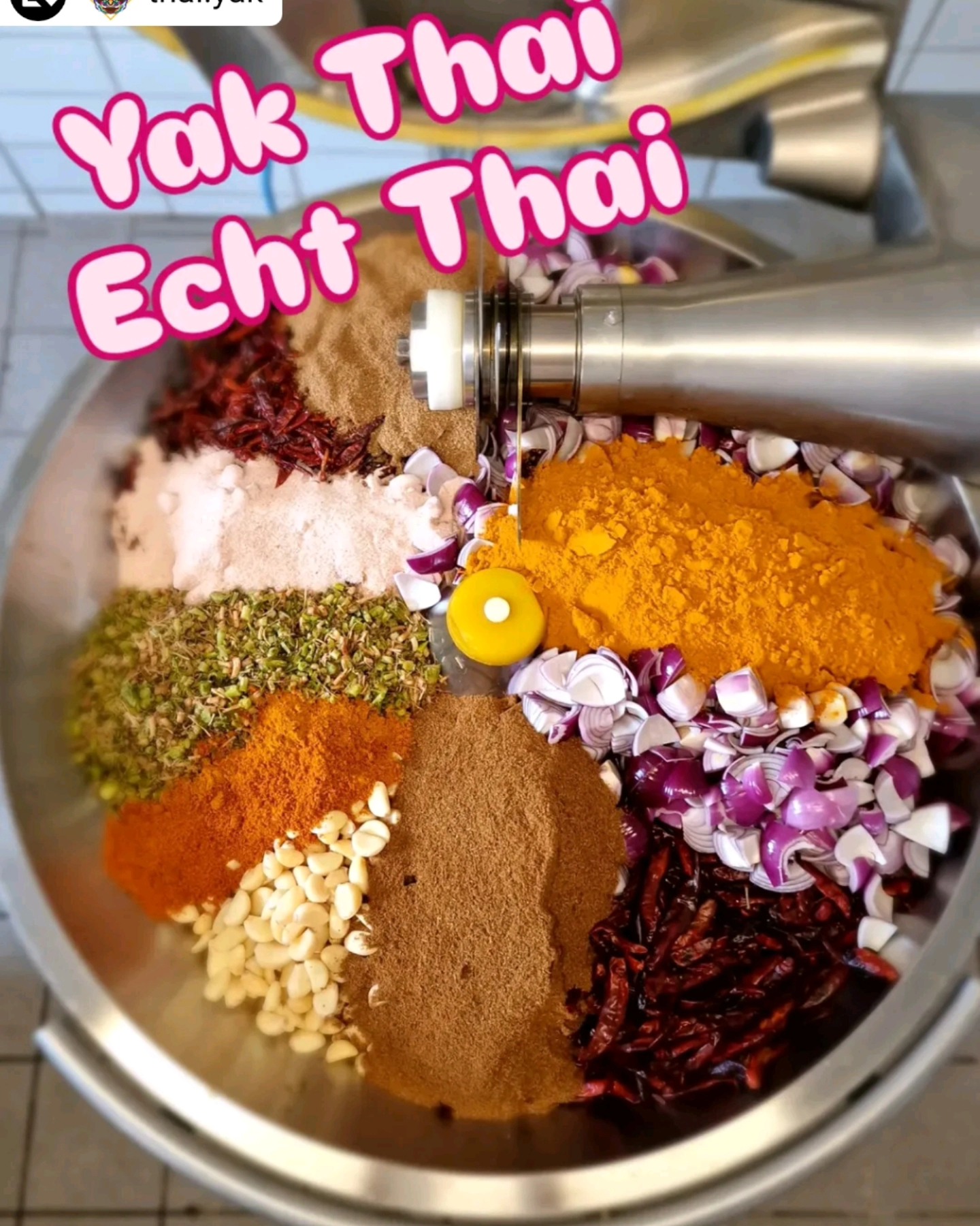 #Repost - @thai.yak
Yak Thai - echt Thai. Currypasten, Chilipasten und Würzsaucen, frisch hergedtellt in Bayern.
🇹🇭 echt thailändischer Geschmack
🇹🇭 Thai Business Owner
🇹🇭 ohne Zusatzstoffe
Einfach mal probieren.
www.yak-thai.de
#thaifood #thaicurry #thaiküche #frischgemacht #handwerk #echtthai #frischkochen