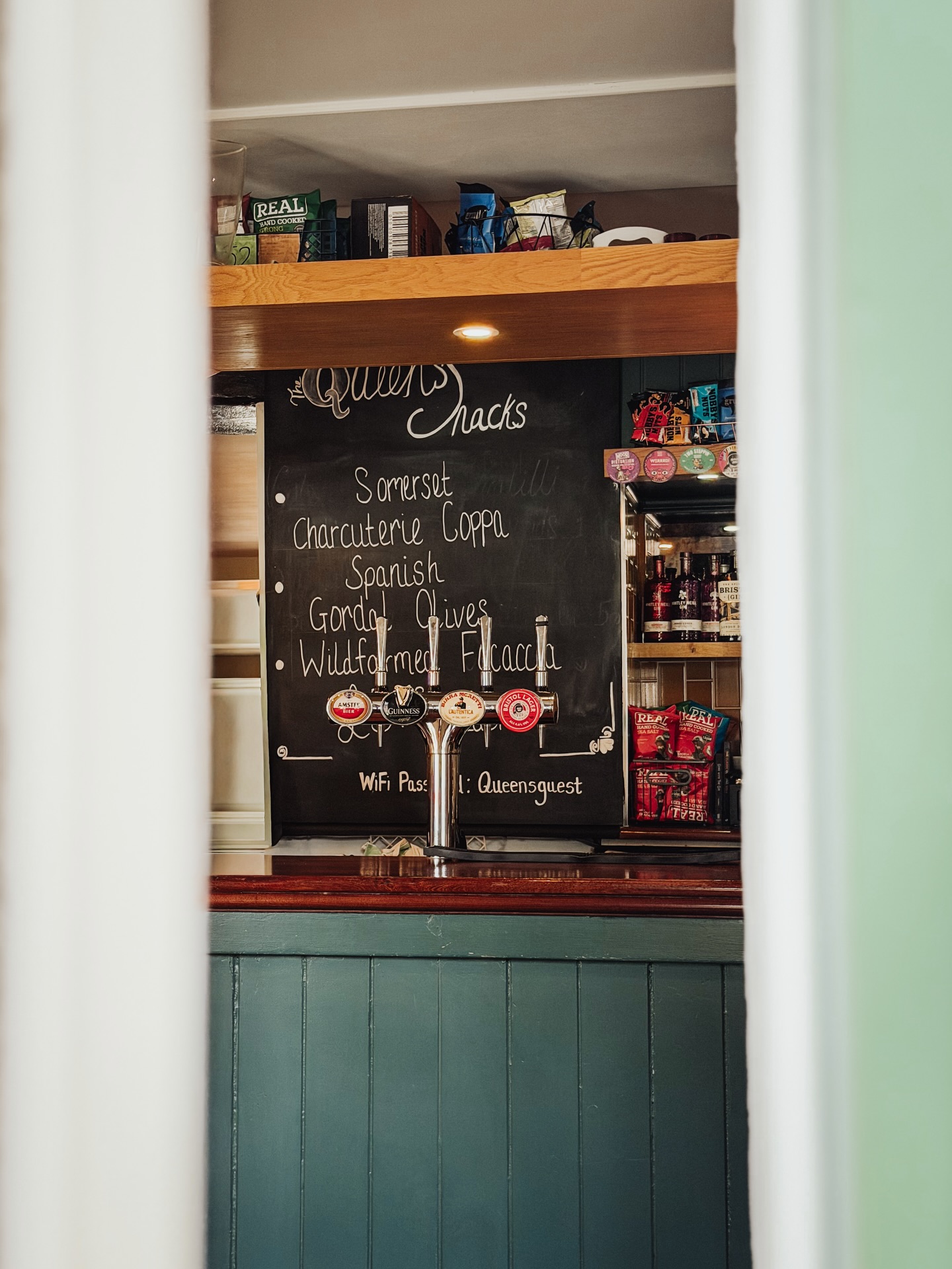 Monday mood: pints in hand and football on the screens 🍻⚽️ Manchester United vs Leeds kicks off at 8pm !