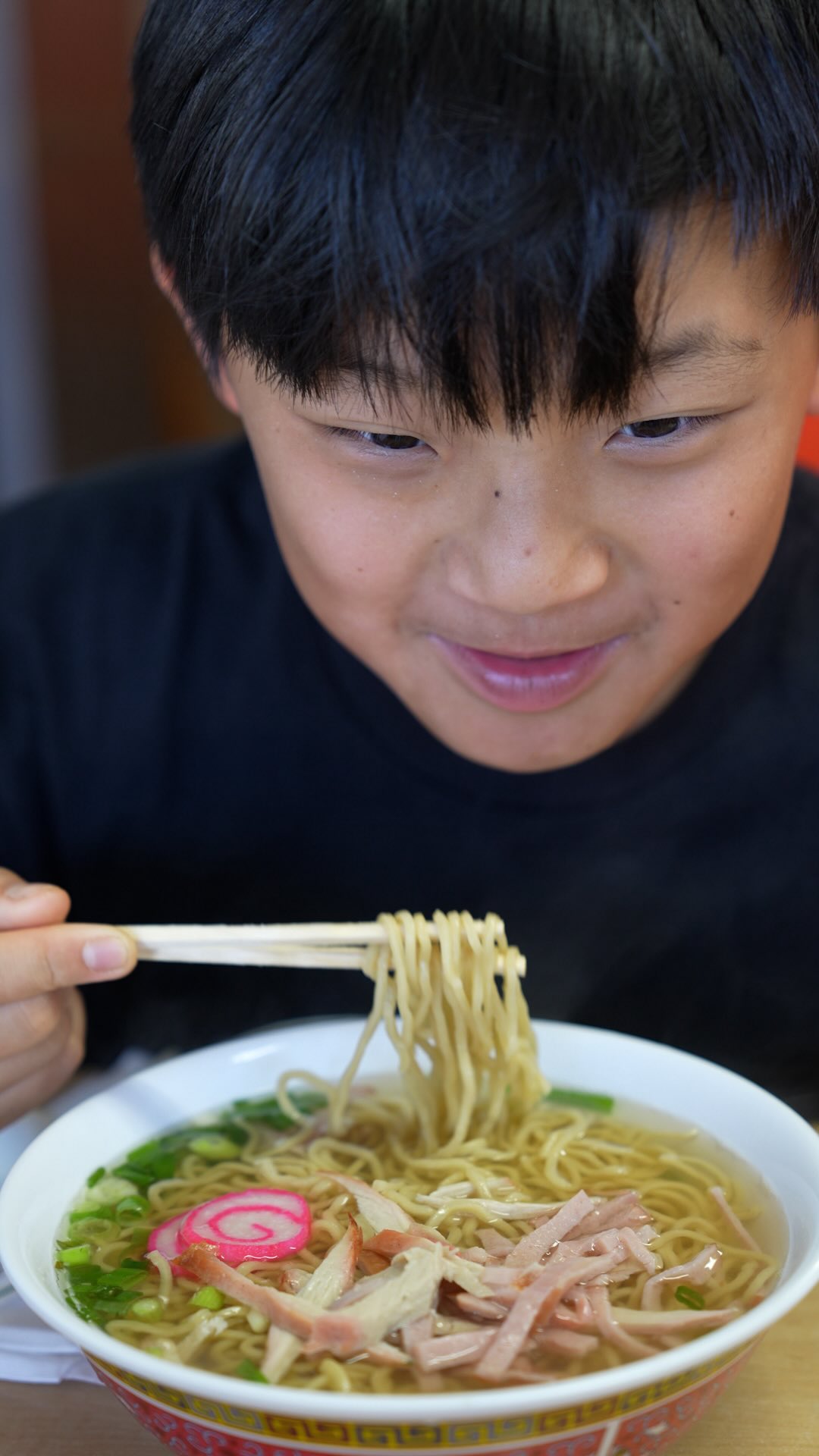 Come with us to check out Liliha’s awesome food scene. From old school classics to hip new spots, Liliha’s got it all.
#saimin
#cocopuffs
#liliha
#janesfountain
#diner