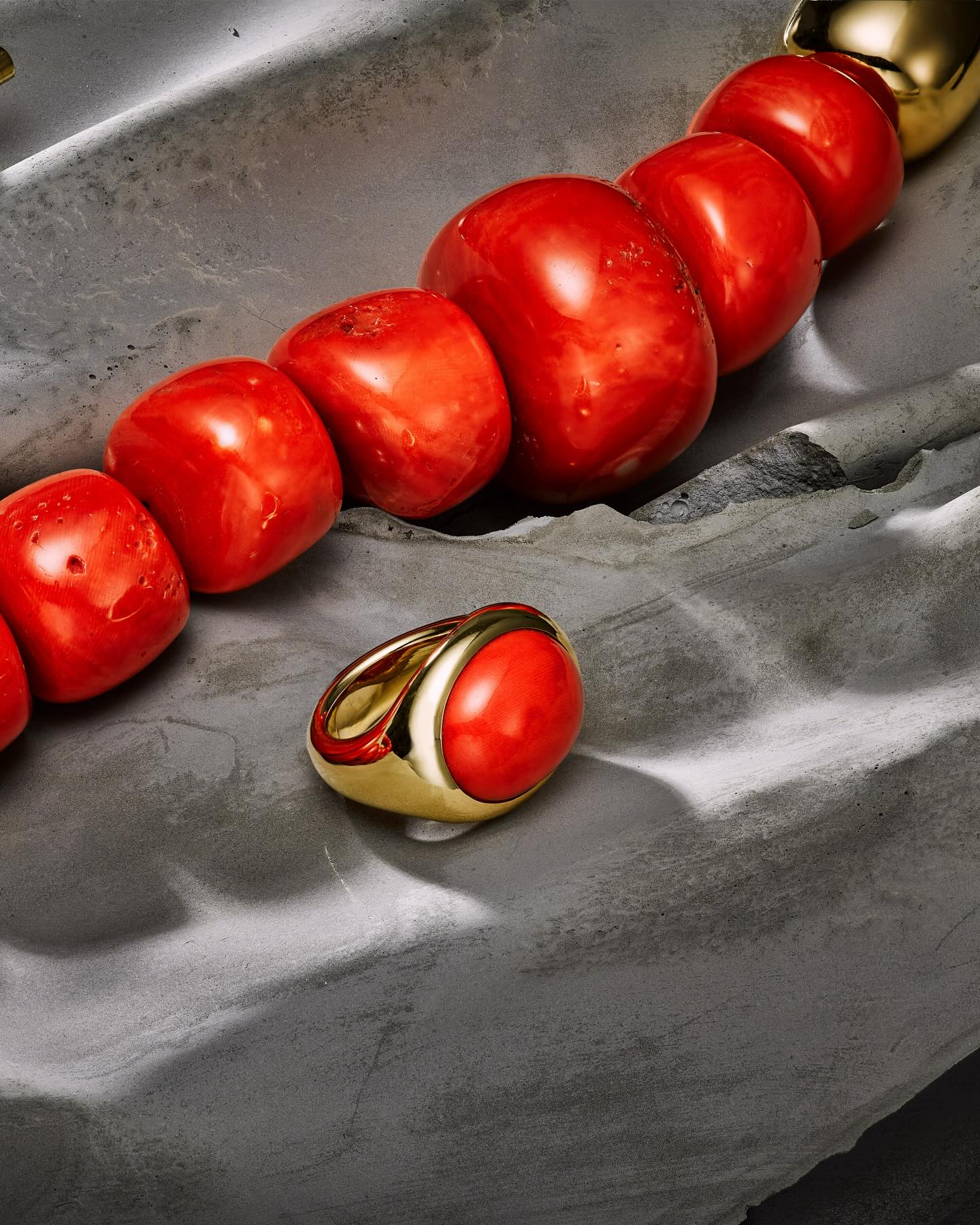 Ein Collier aus charaktervollen Korallen und ein Ring mit markanter Präsenz – zusammen ebenso stark wie einzeln. Die Korallen stammen noch aus einer Zeit, in der ohne Schleppnetze gearbeitet wurde.
Collier // Korallen-Walzen, (Taiwan), unbehandelt, 365 Gramm // Verschluss Gelbgold 750
Ring // Korallen-Cabochon, oval (Taiwan), 17 Carat, 15 x 18,5 mm // Gelbgold 750
www.uhl.ch #uhl #schmuck #gold #coral #ring necklace