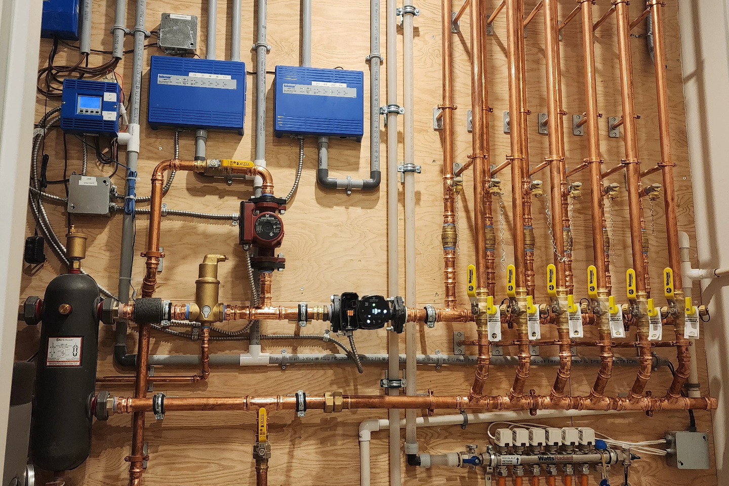 Had the pleasure to build out this mechanical room this year. Space Heating a 5000 sqft home and supplying domestic hot water.
Expansion tank and feed are just out of frame !!
Built out the with @wattswater @uponorna @navieninc @webstone.nibco @grundfos @grundfosinstallers_us_ca @bellgossett
#plumber #plumbing #gasfitting #hydronics #spaceheating #hotwater #seatosky