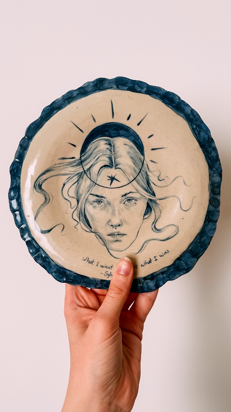 Aquí está, aquí está! Como os conté en el último tutorial (os lo dejo vinculado), para pintar el plato esta vez, en lugar de óxidos, he usado engobe (de la línea wonderglaze de mayco). El proceso me parece más difícil, pero me gusta bastante el resultado :D Creo que voy a seguir probando!
Aplauso para mí que no daba un duro porque se leyera bien la frase y está fetén.
¿Qué os parece?
#ceramics #pottery #cerámica #paintedceramics