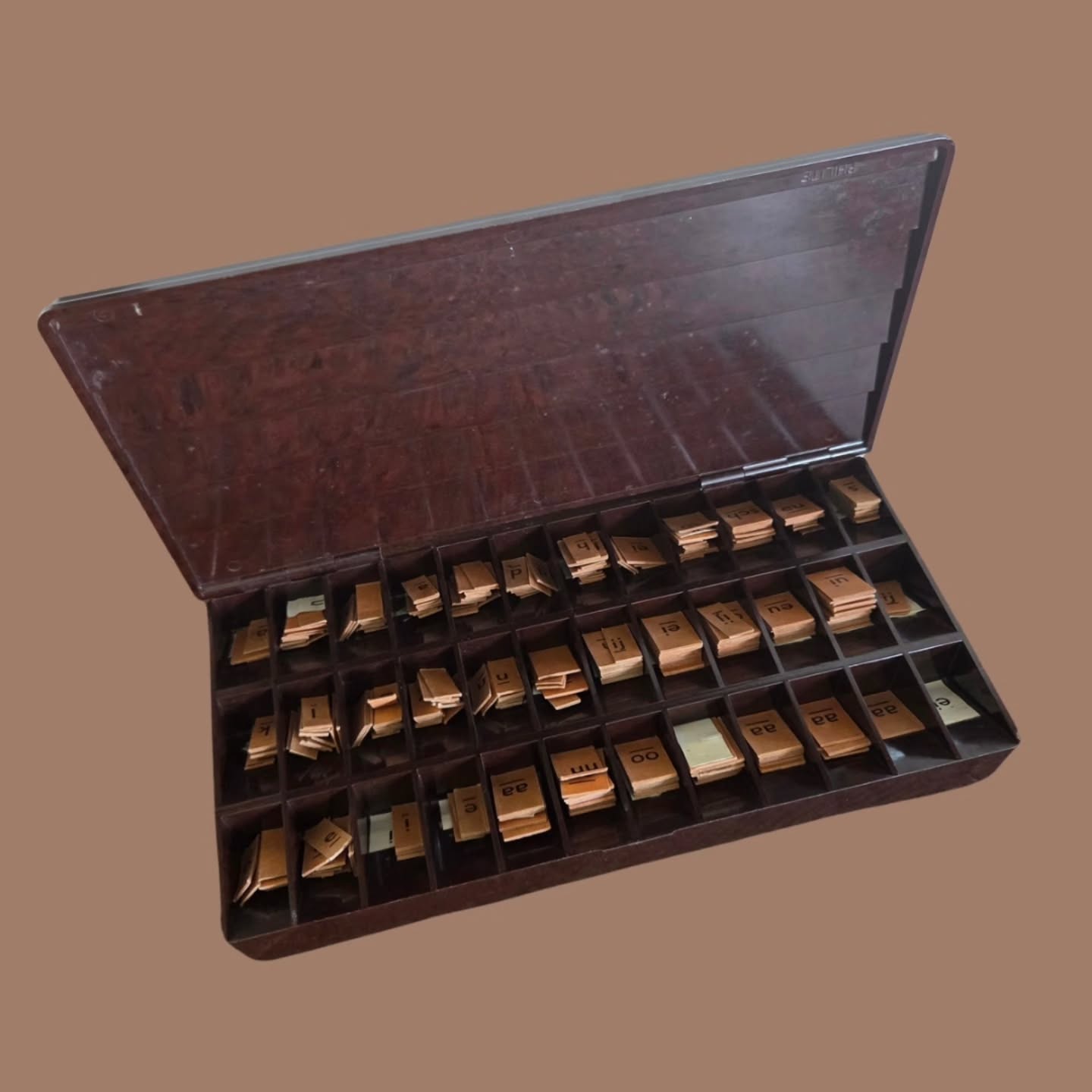 Vintage Bakelite Phonogram Card Box with Teaching Cards, Mid Century Educationalia, Phonics and Pronunciation Teaching Aid #stufftoyouandme