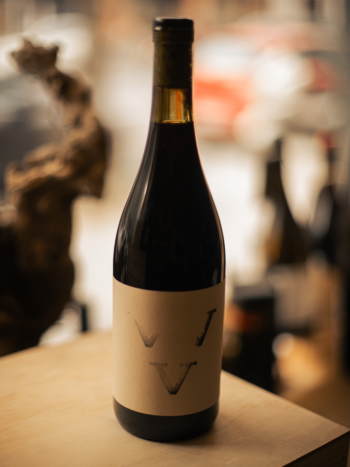 En Tierra buscamos siempre lo mejor para vosotros, y esta vez hemos traído dos propuestas excepcionales de la @rim.vinyesemporda
Vides Velles: La exclusividad de las viñas viejas. Acabamos de incorporar este tinto natural que es una verdadera joya. Elaborado al 100% con Cariñena de viñedos viejos en suelos pizarrosos del Empordà, Vides Velles es la definición de vino con carácter. Ofrece una acidez vibrante y taninos finos que lo hacen increíblemente bebible y complejo.
Jan: un clásico que evoluciona. Nos alegra anunciar que ya tenemos disponible la nueva añada. Mantiene la estructura y la crianza en tinajas centenarias que tanto os gustó, pero con una intensidad aromática renovada.
📦 Disponibles ambas botellas en nuestras vinotecas y distribuidora.
👉 ¿Te animas a probar la evolución de Jan o a descubrir la fuerza de Vides Velles? Reserva las tuyas visitando nuestra web.