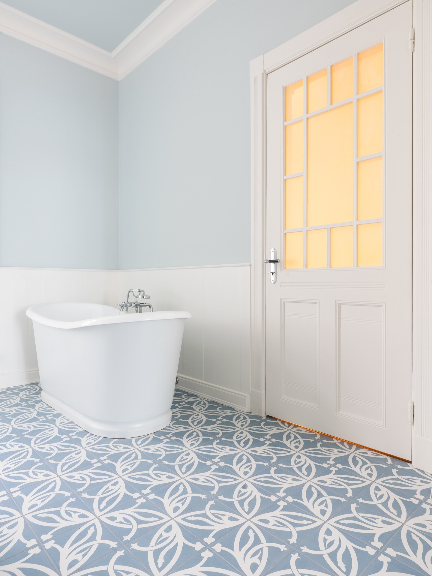 Soft blue tones, handcrafted tiles, and timeless details come together to create a space that feels both fresh and nostalgic. From the patterned floor to the classic fixtures, every element is designed to slow you down and invite you to breathe.
A bathroom that’s not just functional - but a moment of stillness.
Would you start or end your day here? 💭